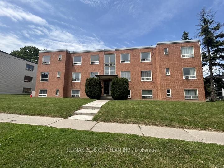 Front of Unit 06, 316 Saguenay Avenue