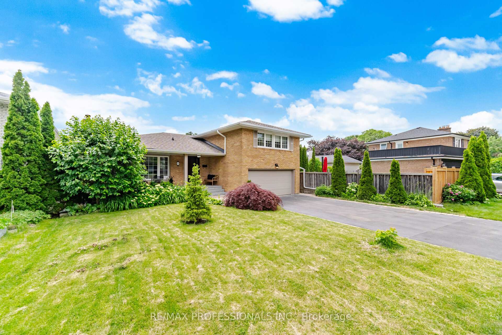 Photo 3 of 12 Thicket Road, Etobicoke, Markland Wood — HOMEH
