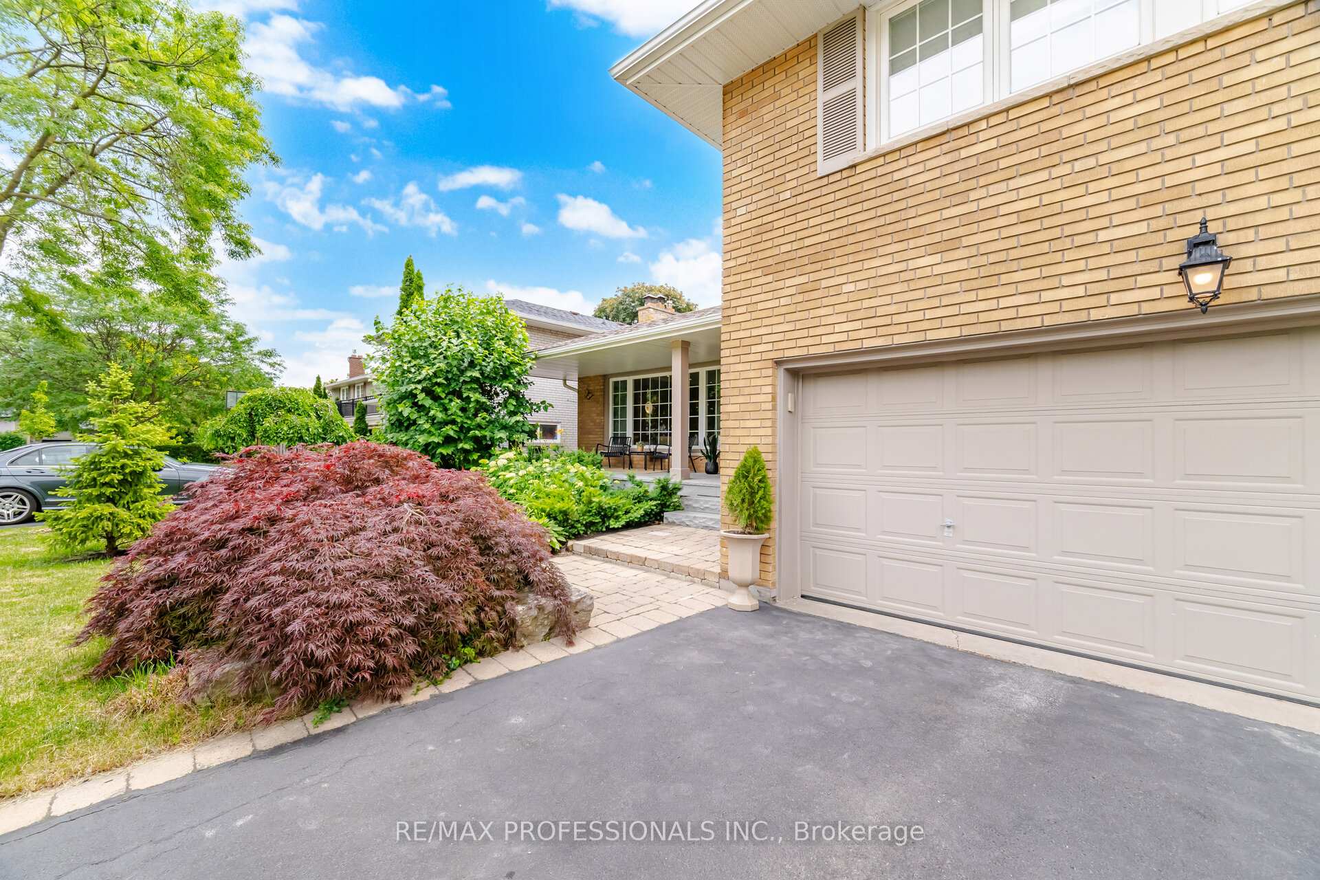 Photo 4 of 12 Thicket Road, Etobicoke, Markland Wood — HOMEH