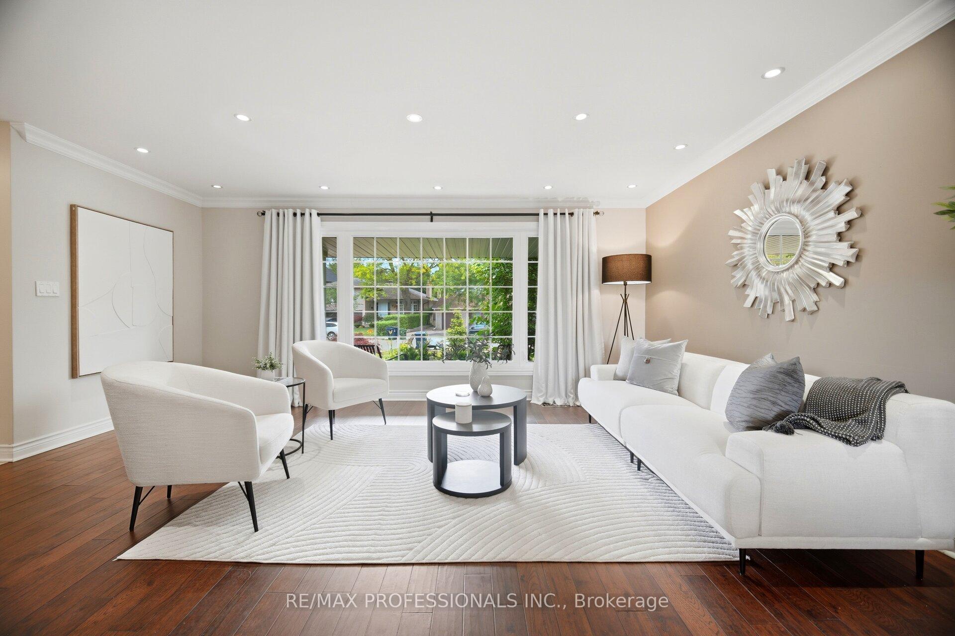 Photo 10 of 12 Thicket Road, Etobicoke, Markland Wood — HOMEH