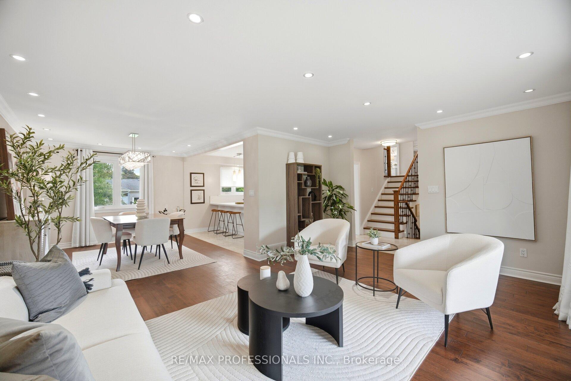 Photo 11 of 12 Thicket Road, Etobicoke, Markland Wood — HOMEH