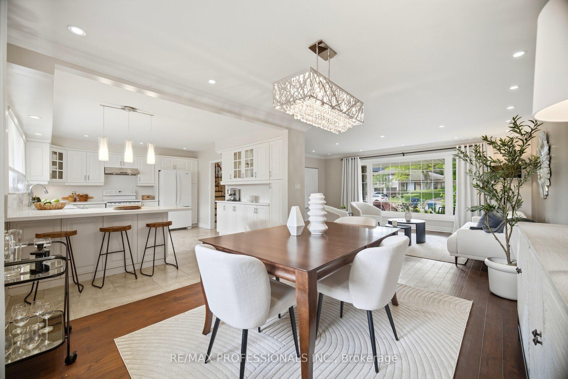 Photo 13 of 12 Thicket Road, Etobicoke, Markland Wood — HOMEH