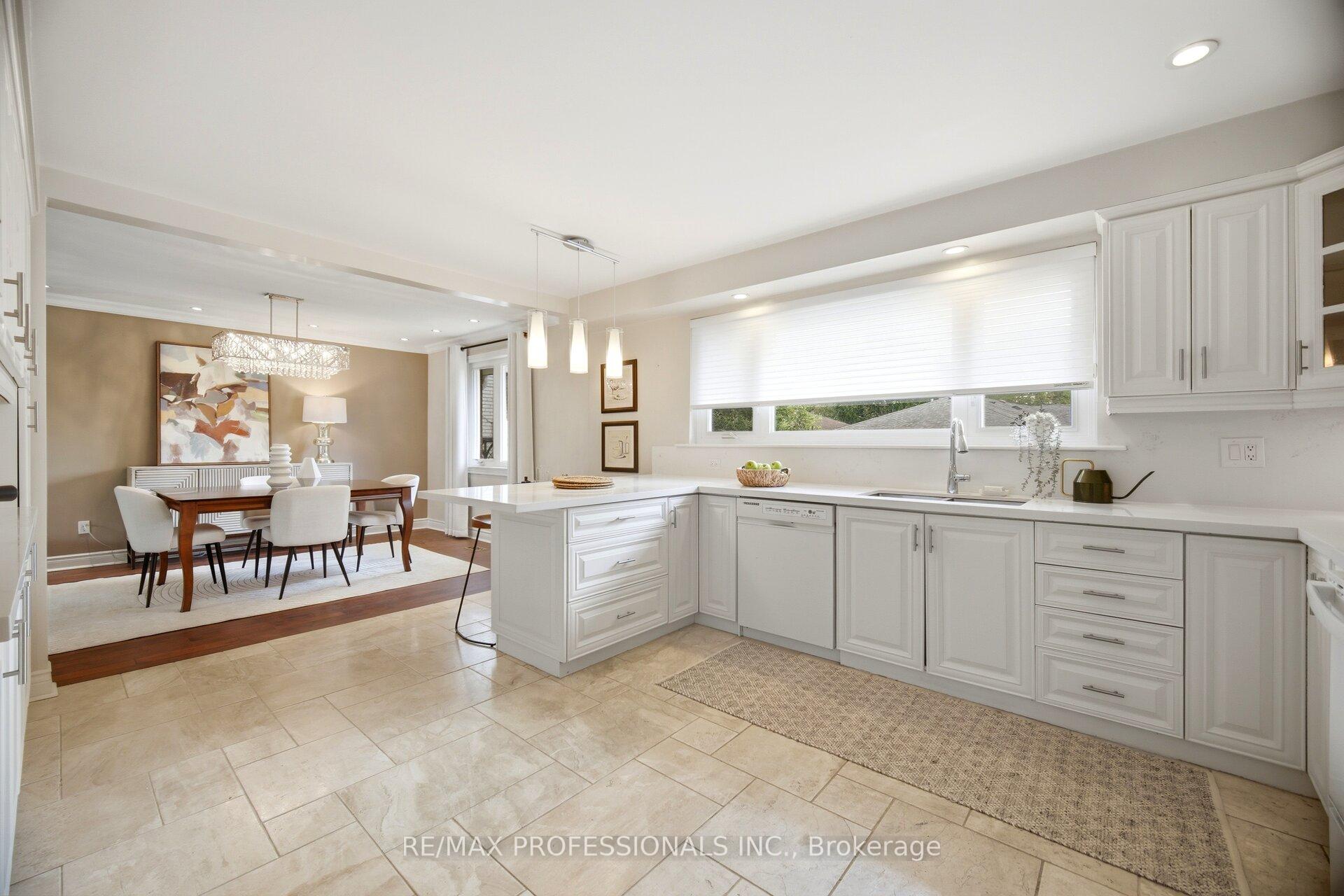 Photo 14 of 12 Thicket Road, Etobicoke, Markland Wood — HOMEH
