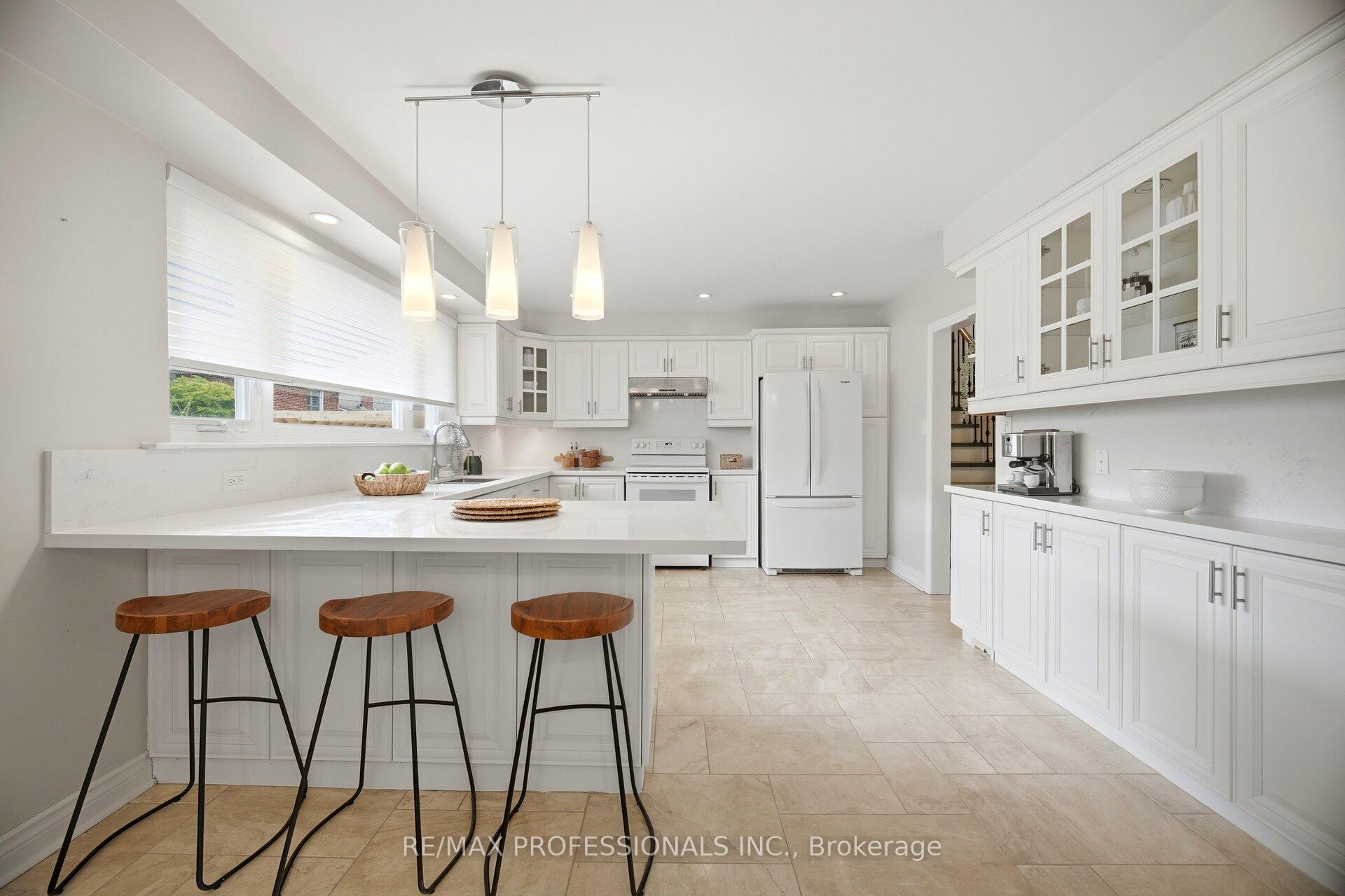Photo 15 of 12 Thicket Road, Etobicoke, Markland Wood — HOMEH