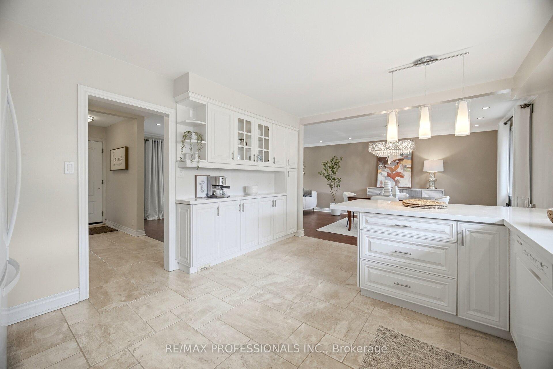 Photo 18 of 12 Thicket Road, Etobicoke, Markland Wood — HOMEH