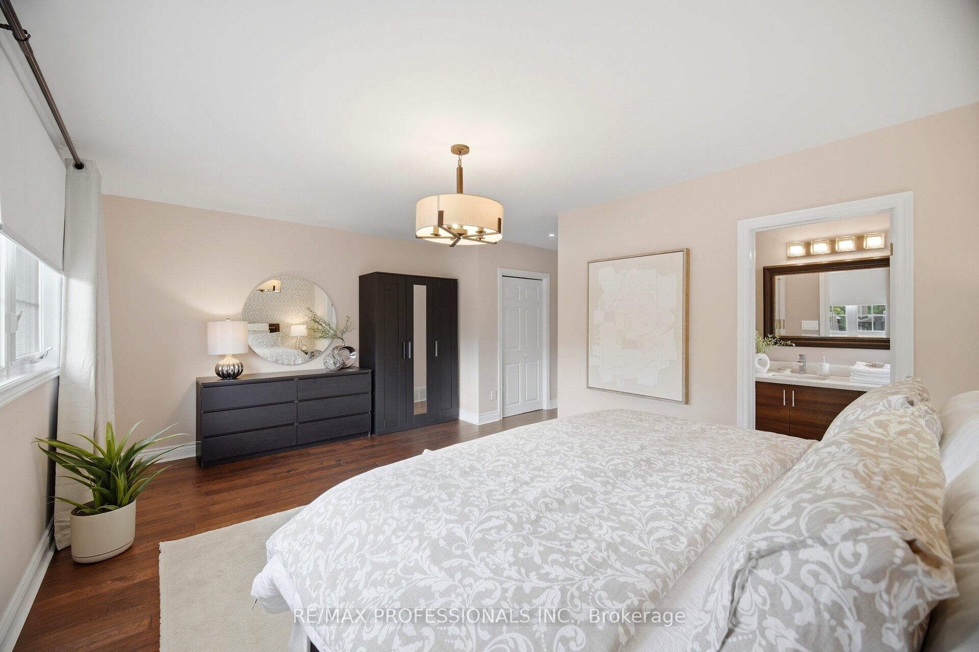Photo 27 of 12 Thicket Road, Etobicoke, Markland Wood — HOMEH