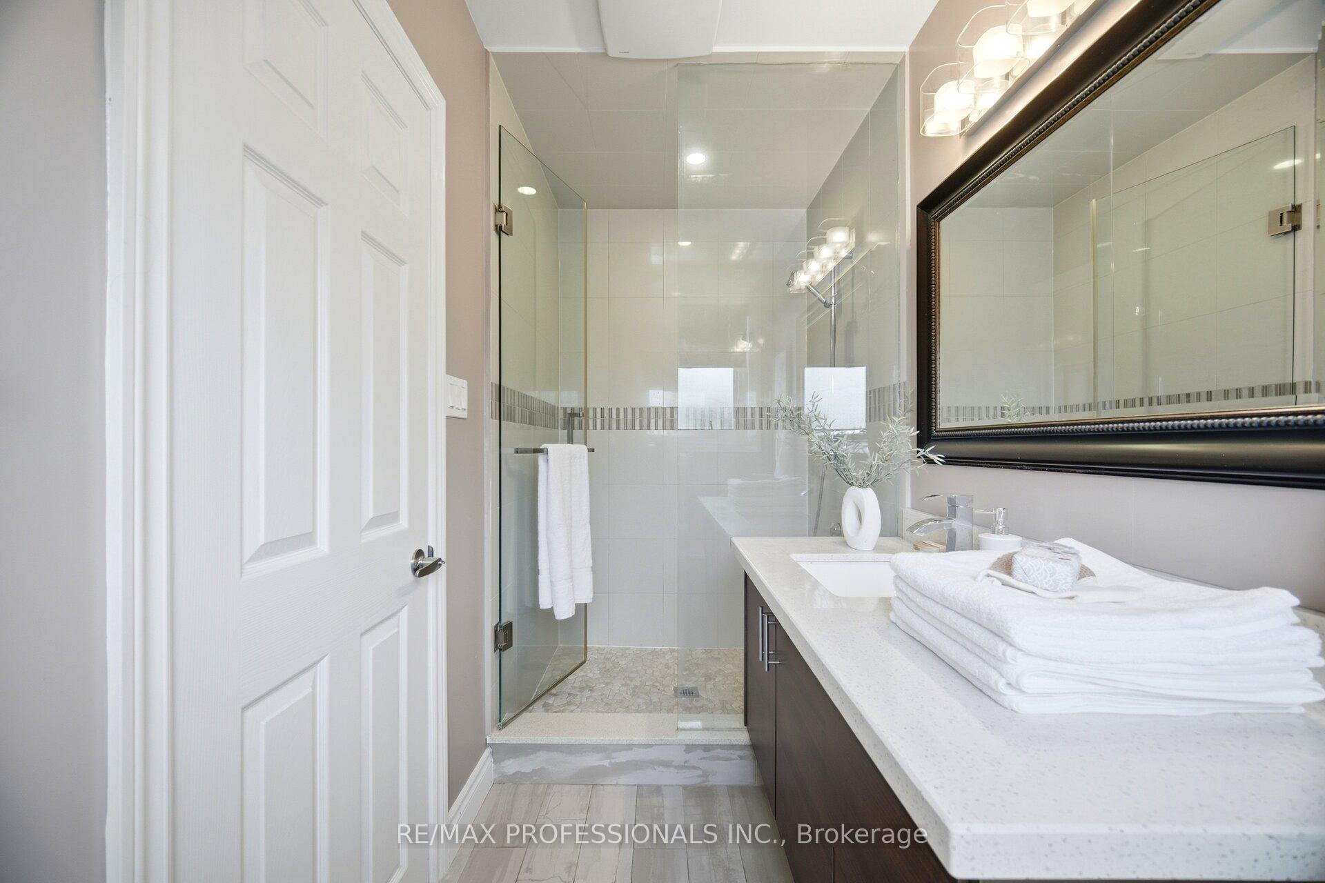 Photo 29 of 12 Thicket Road, Etobicoke, Markland Wood — HOMEH