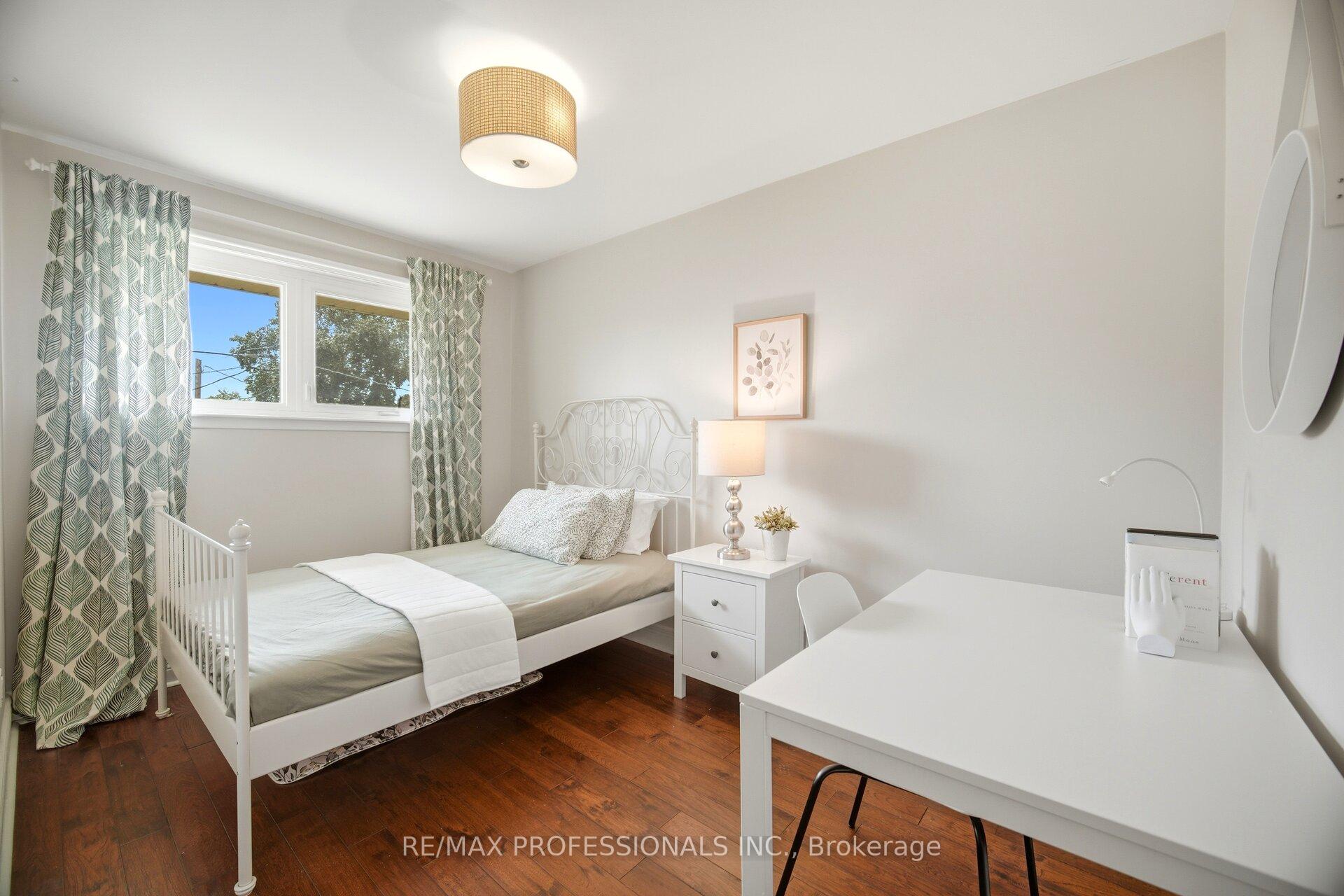 Photo 32 of 12 Thicket Road, Etobicoke, Markland Wood — HOMEH