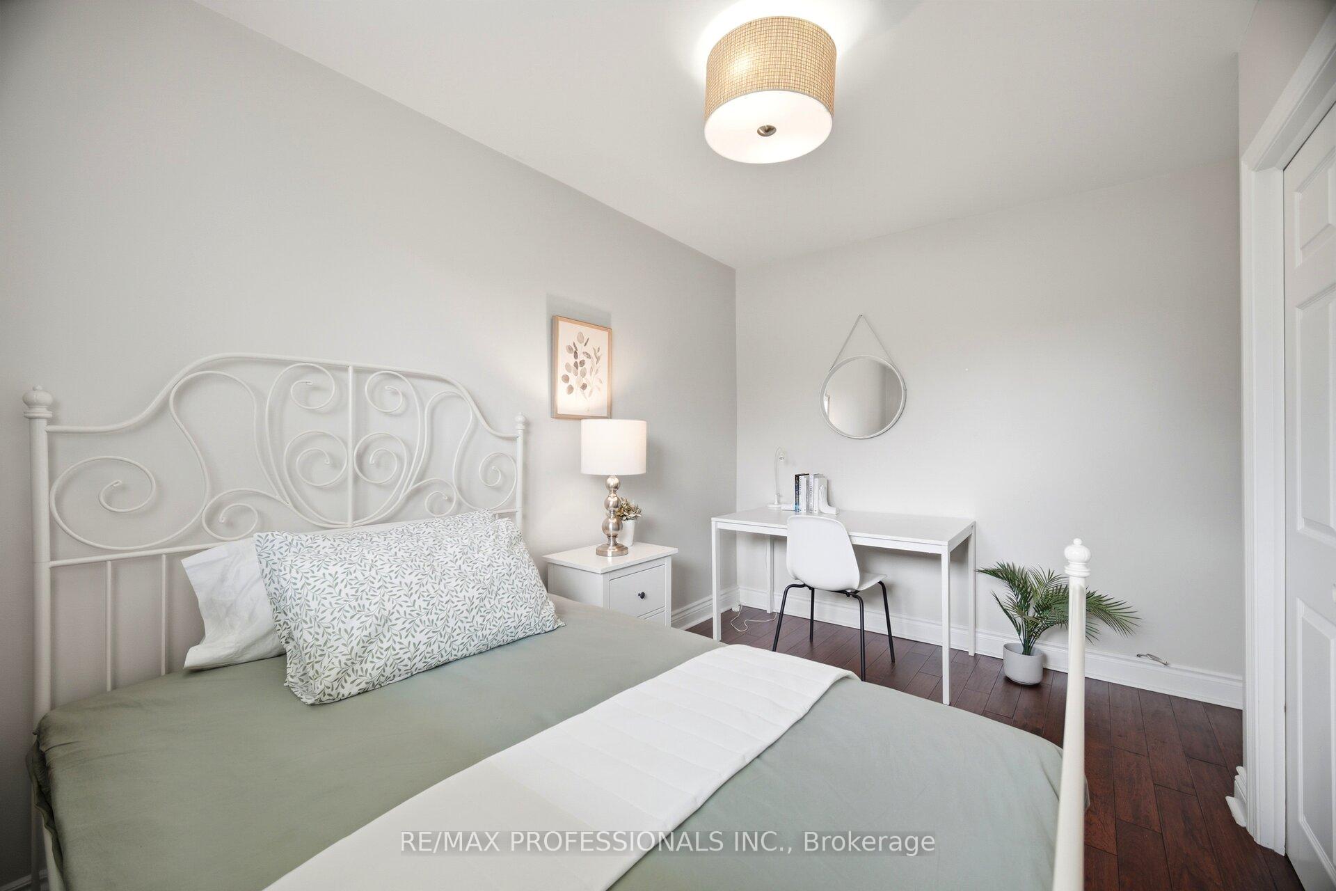 Photo 33 of 12 Thicket Road, Etobicoke, Markland Wood — HOMEH