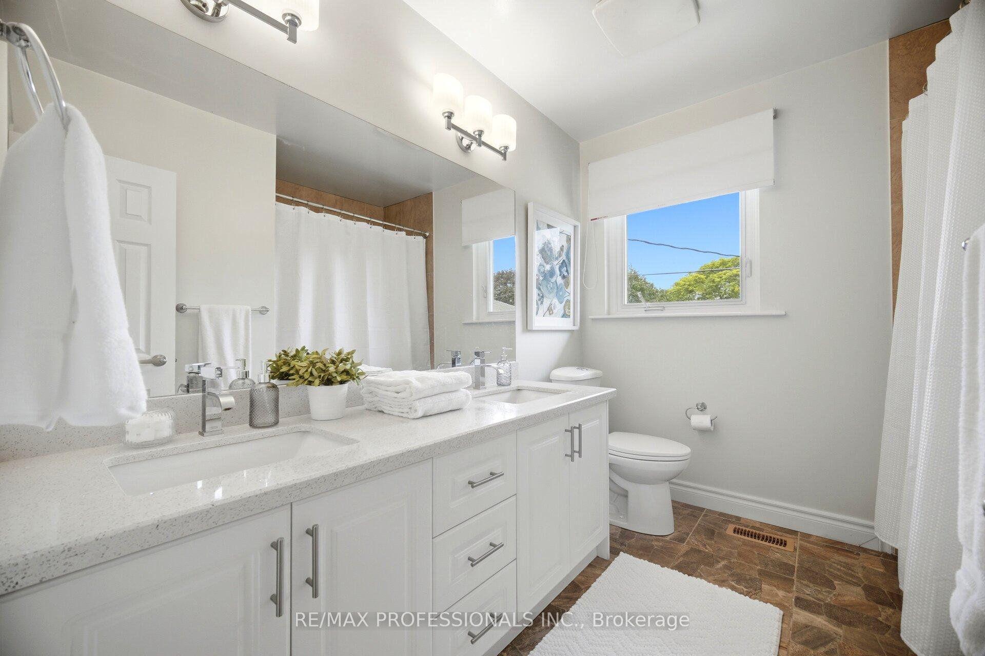 Photo 34 of 12 Thicket Road, Etobicoke, Markland Wood — HOMEH