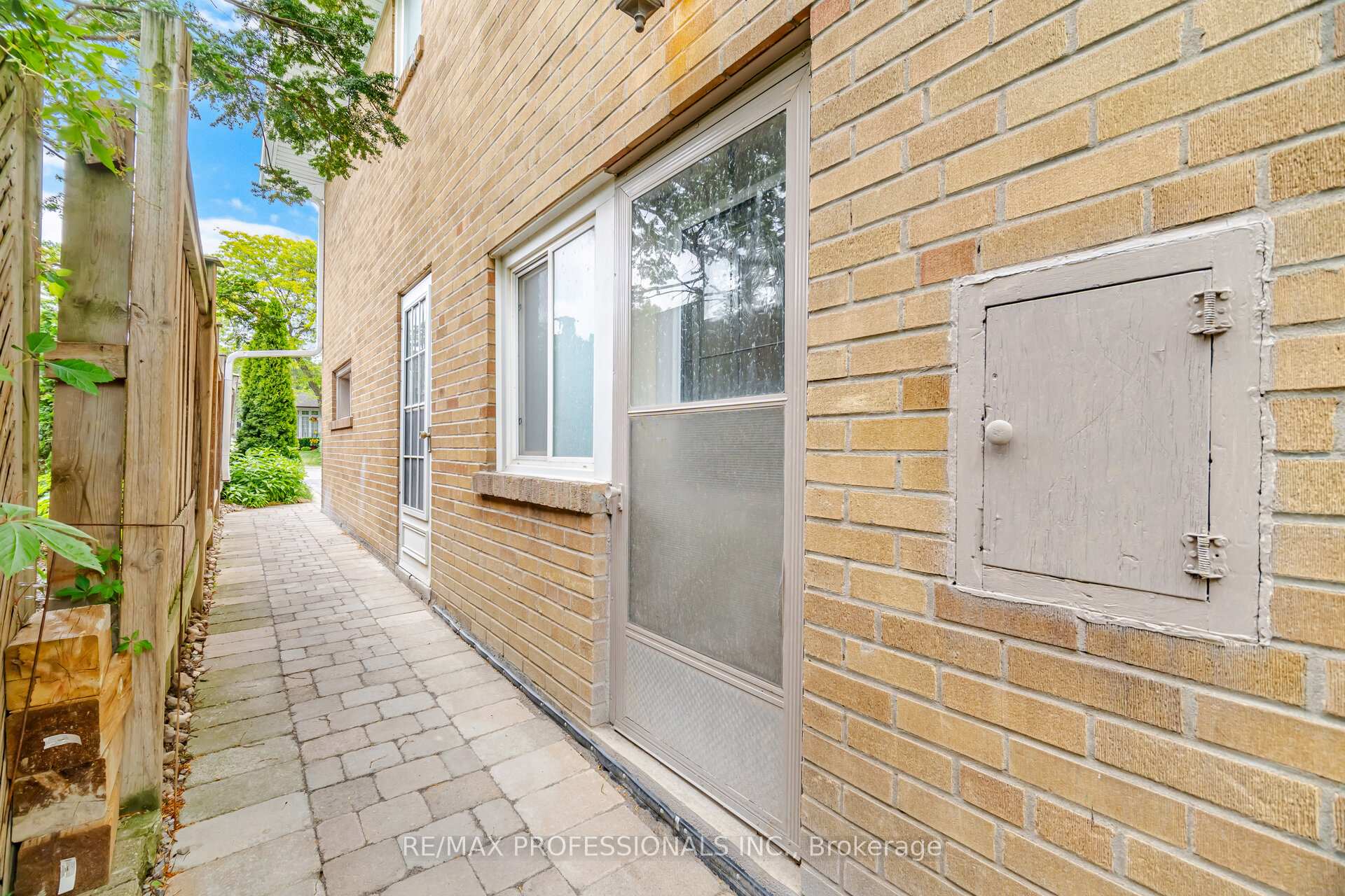 Photo 45 of 12 Thicket Road, Etobicoke, Markland Wood — HOMEH