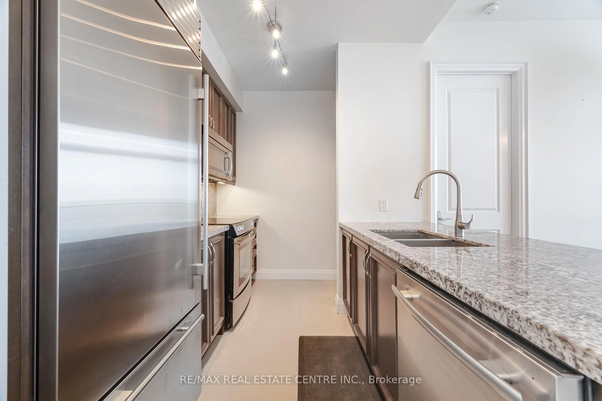 Photo 12 of Unit LPH8, 50 Absolute Avenue, Mississauga, City Centre — HOMEH