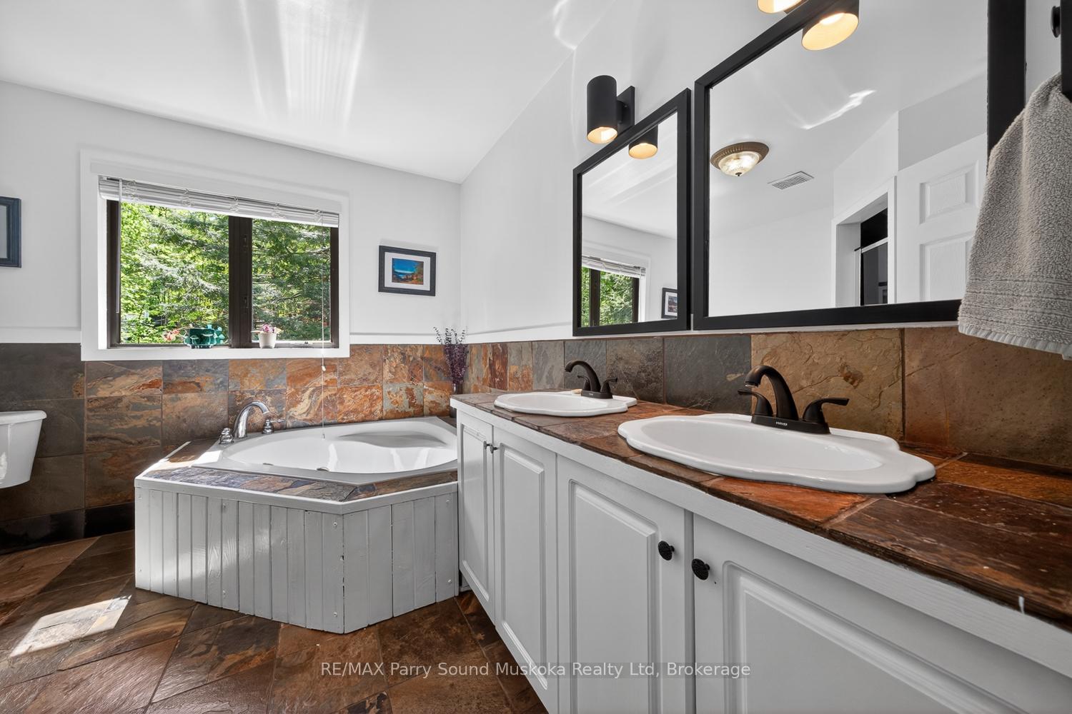 Photo 24 of 34 Silver Point Drive, Seguin — HOMEH