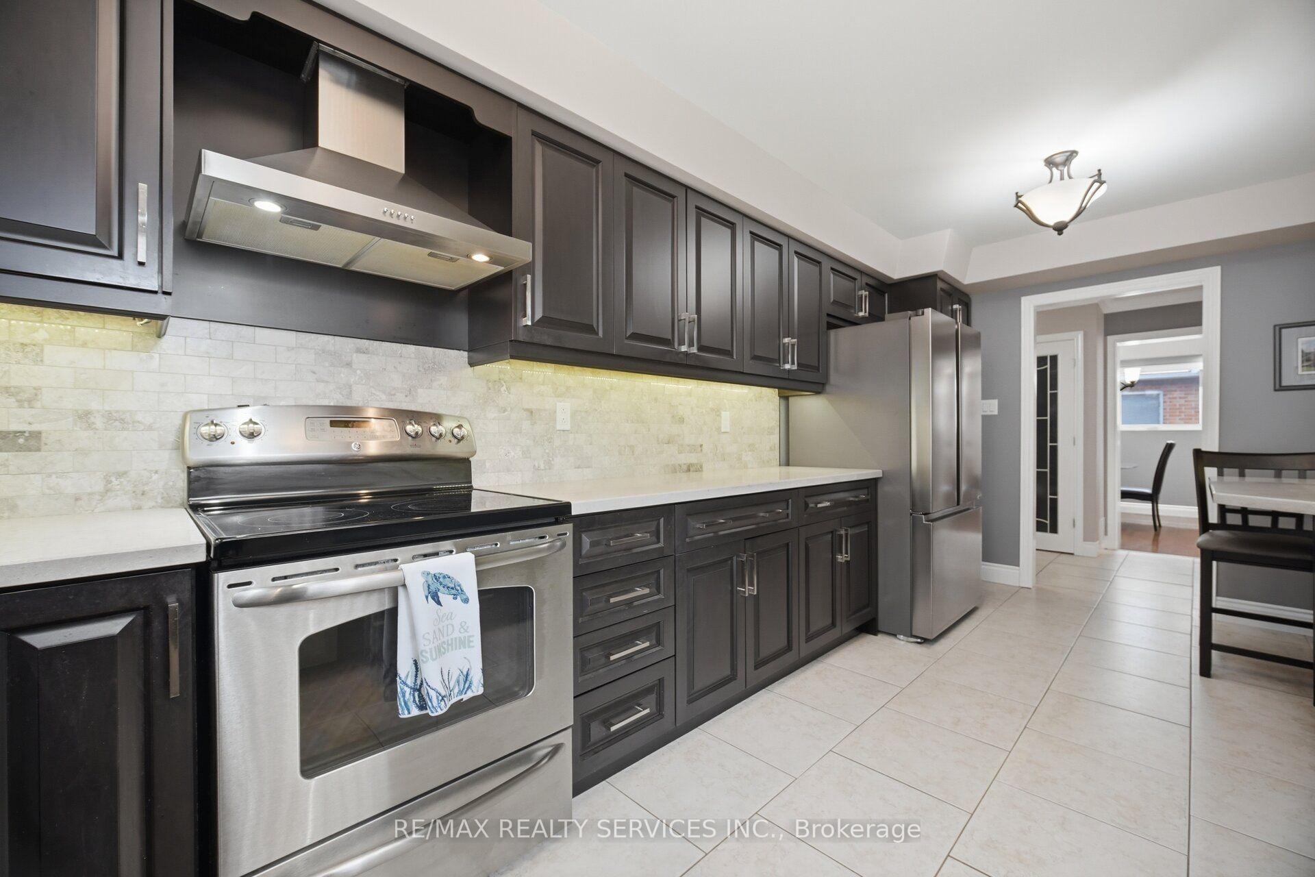 Photo 9 of 20 Malcolm Crescent, Brampton, Central Park — HOMEH