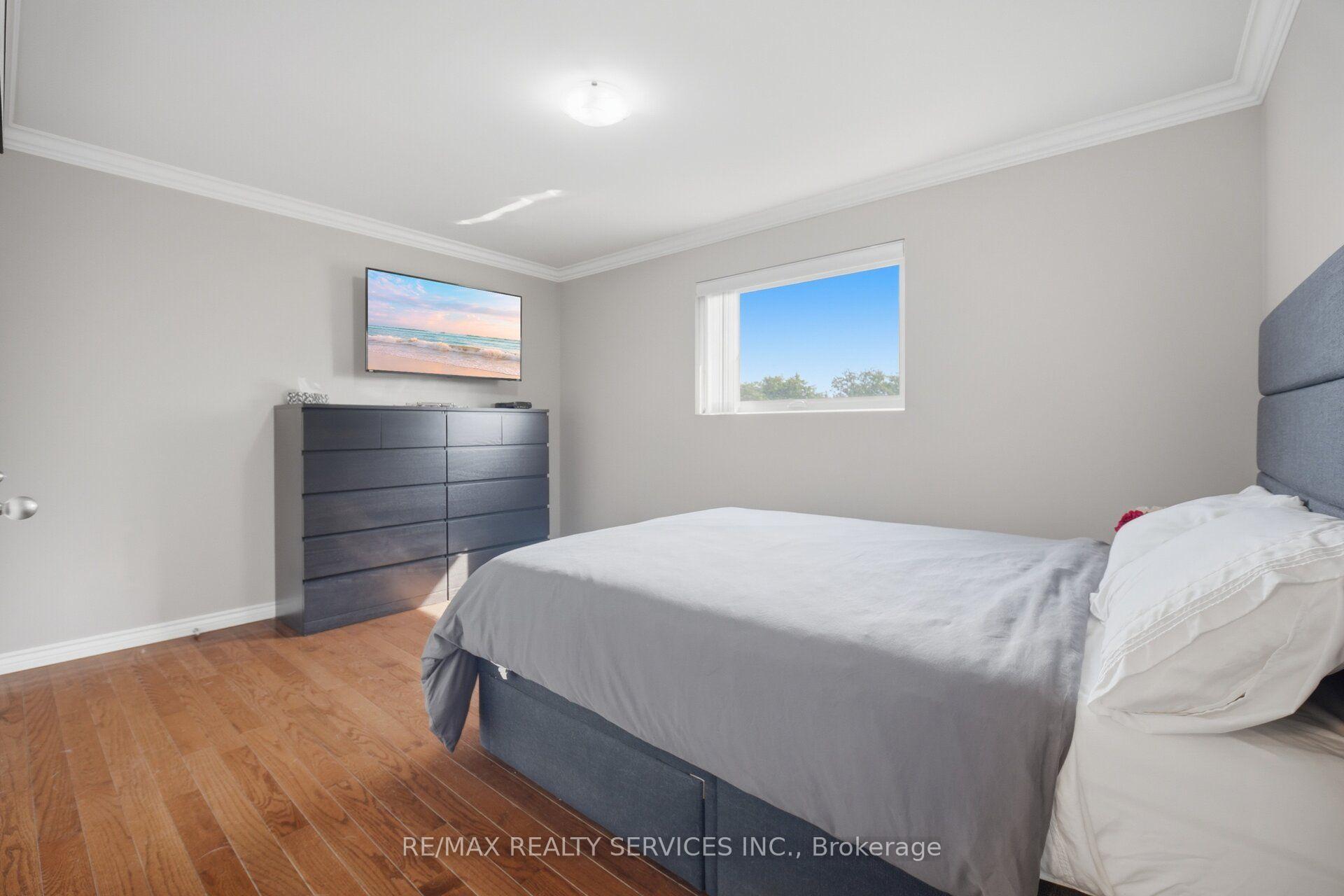 Photo 13 of 20 Malcolm Crescent, Brampton, Central Park — HOMEH