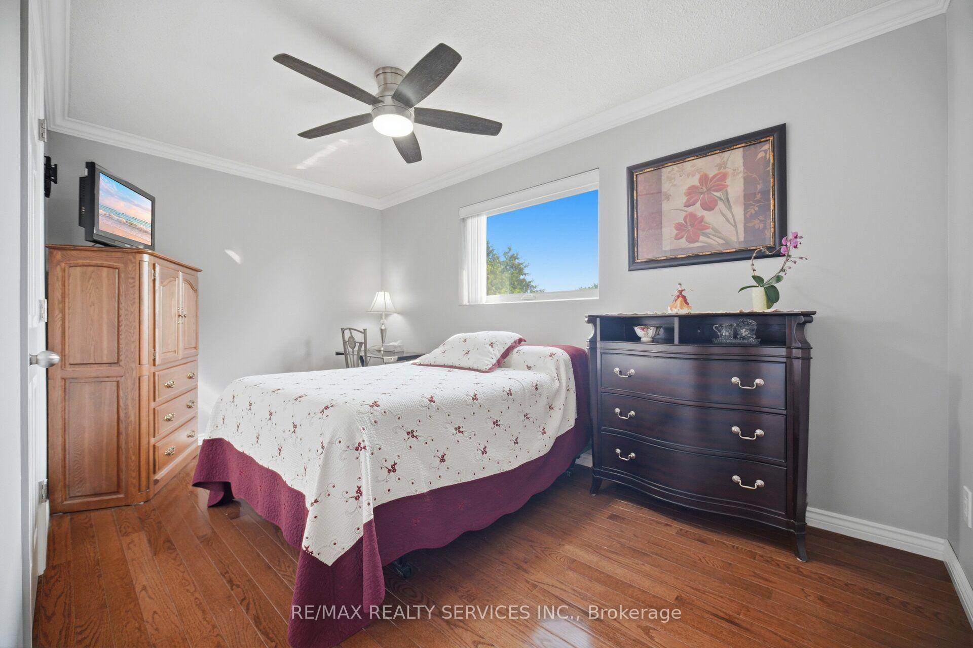 Photo 16 of 20 Malcolm Crescent, Brampton, Central Park — HOMEH