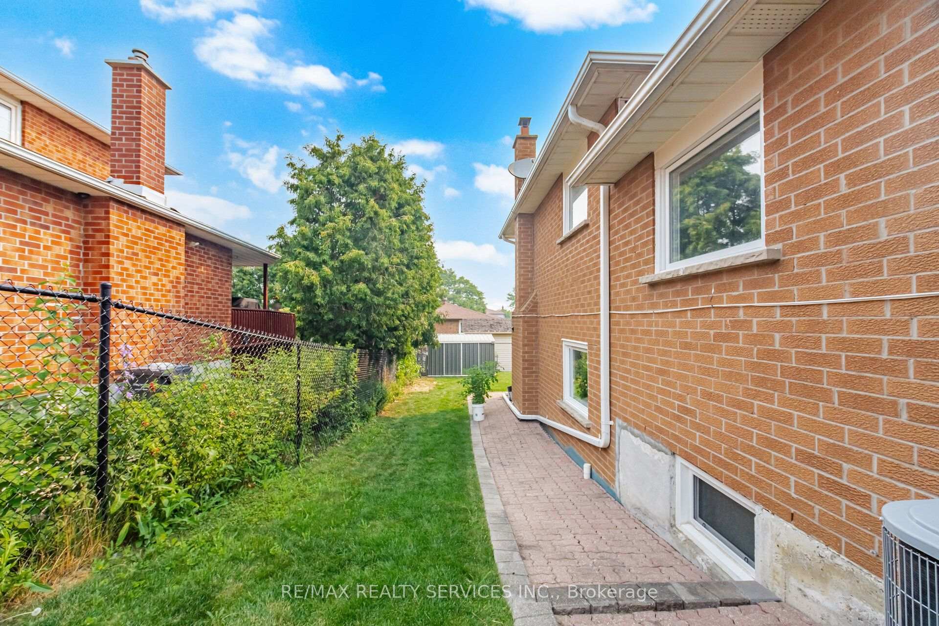 Photo 49 of 20 Malcolm Crescent, Brampton, Central Park — HOMEH