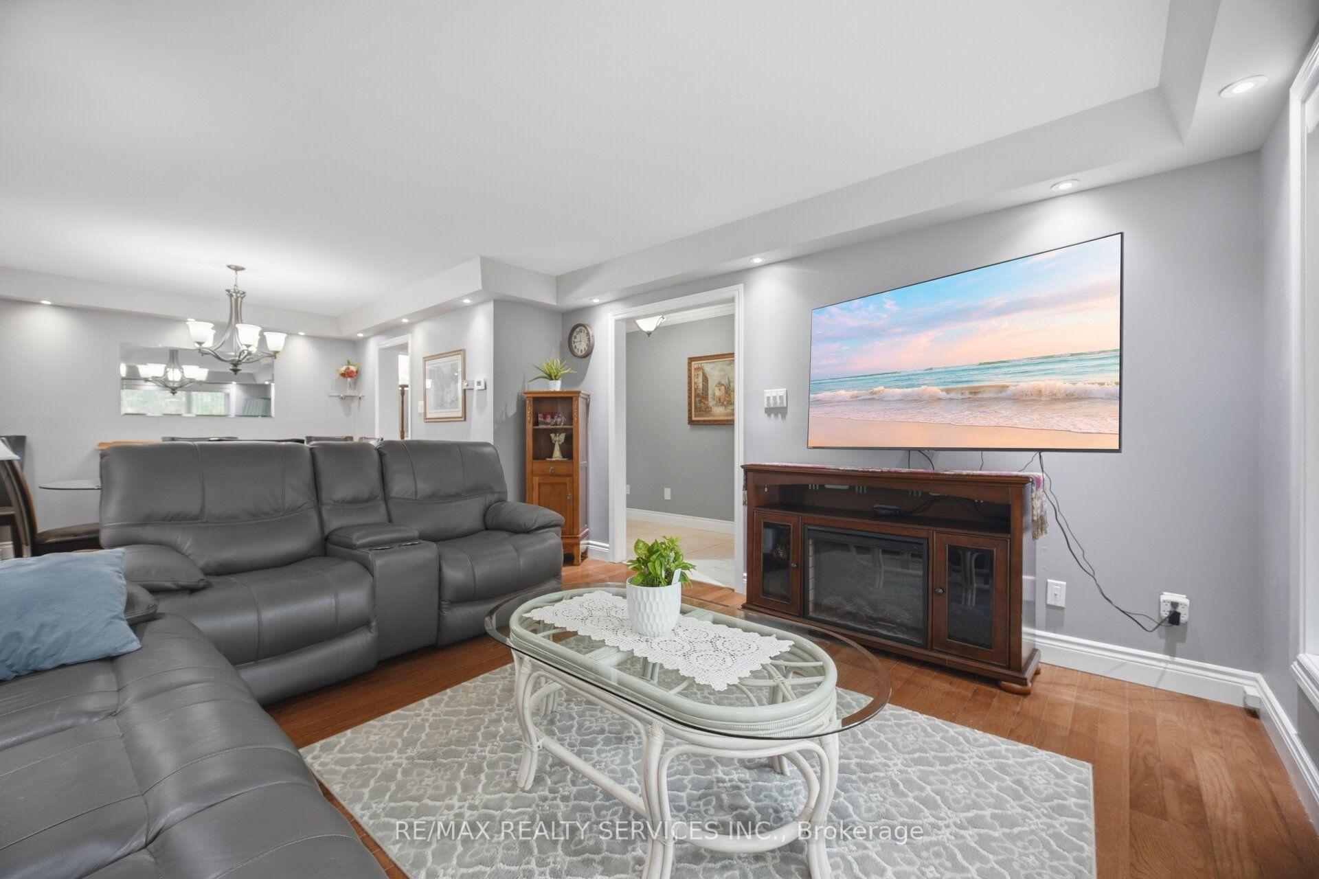Photo 5 of 20 Malcolm Crescent, Brampton, Central Park — HOMEH