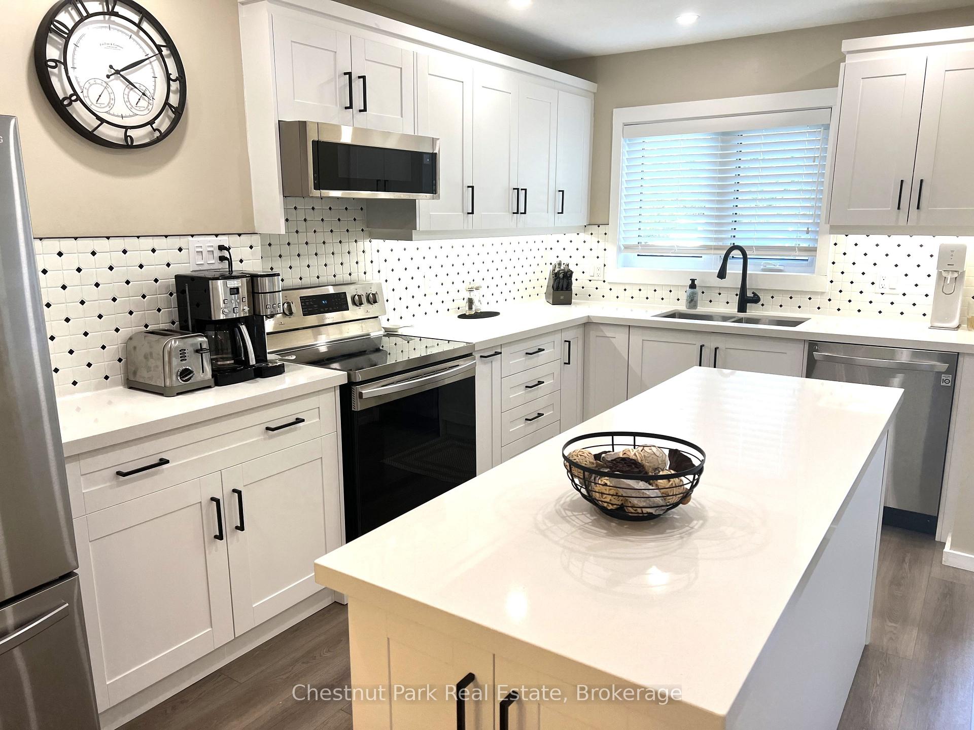 Photo 4 of 550 Oxbow Crescent, Collingwood — HOMEH
