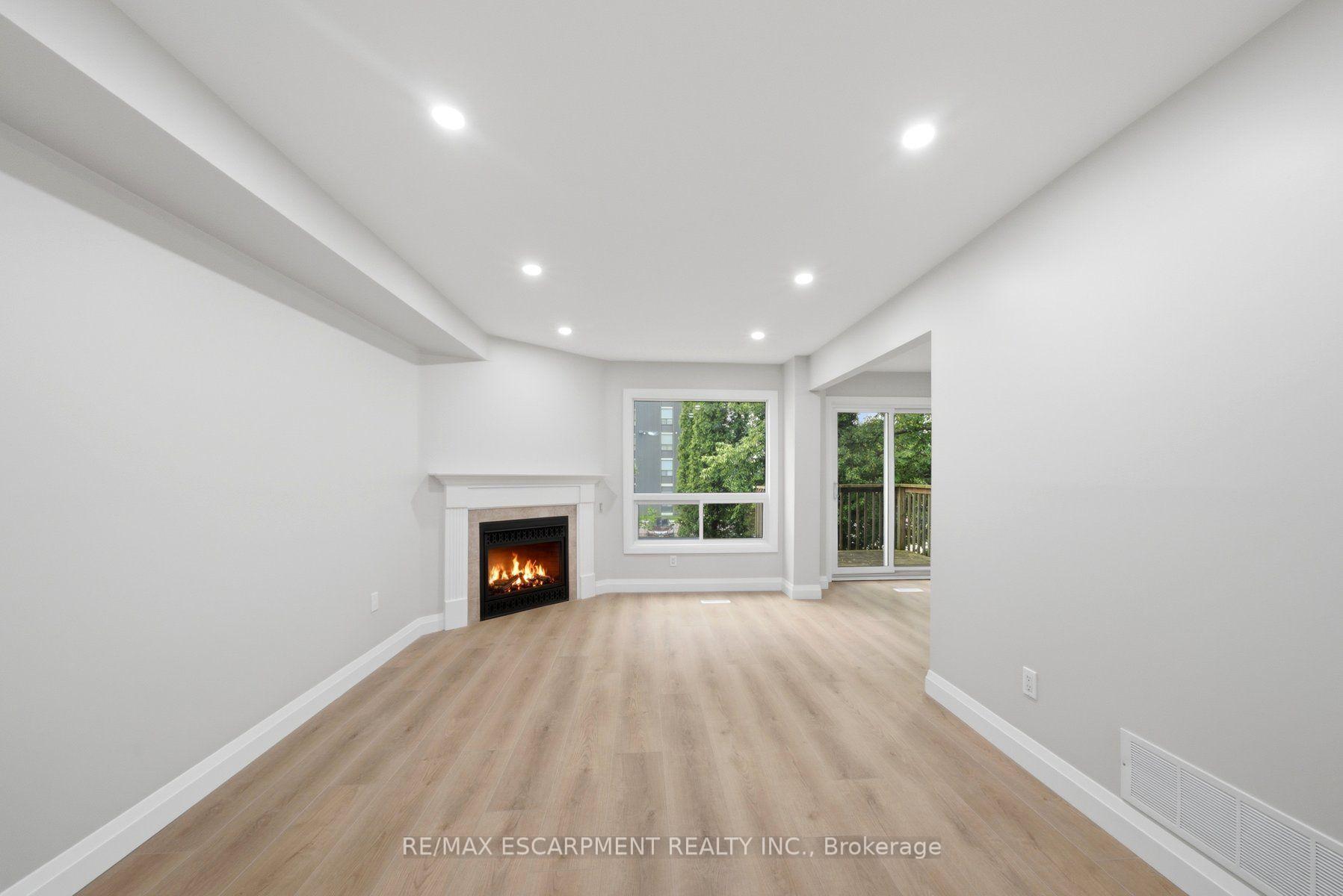 Photo 4 of Unit 2, 2155 Duncaster Drive, Burlington, Brant Hills — HOMEH