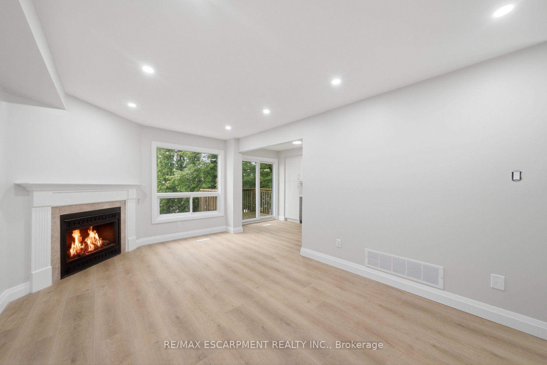 Photo 6 of Unit 2, 2155 Duncaster Drive, Burlington, Brant Hills — HOMEH
