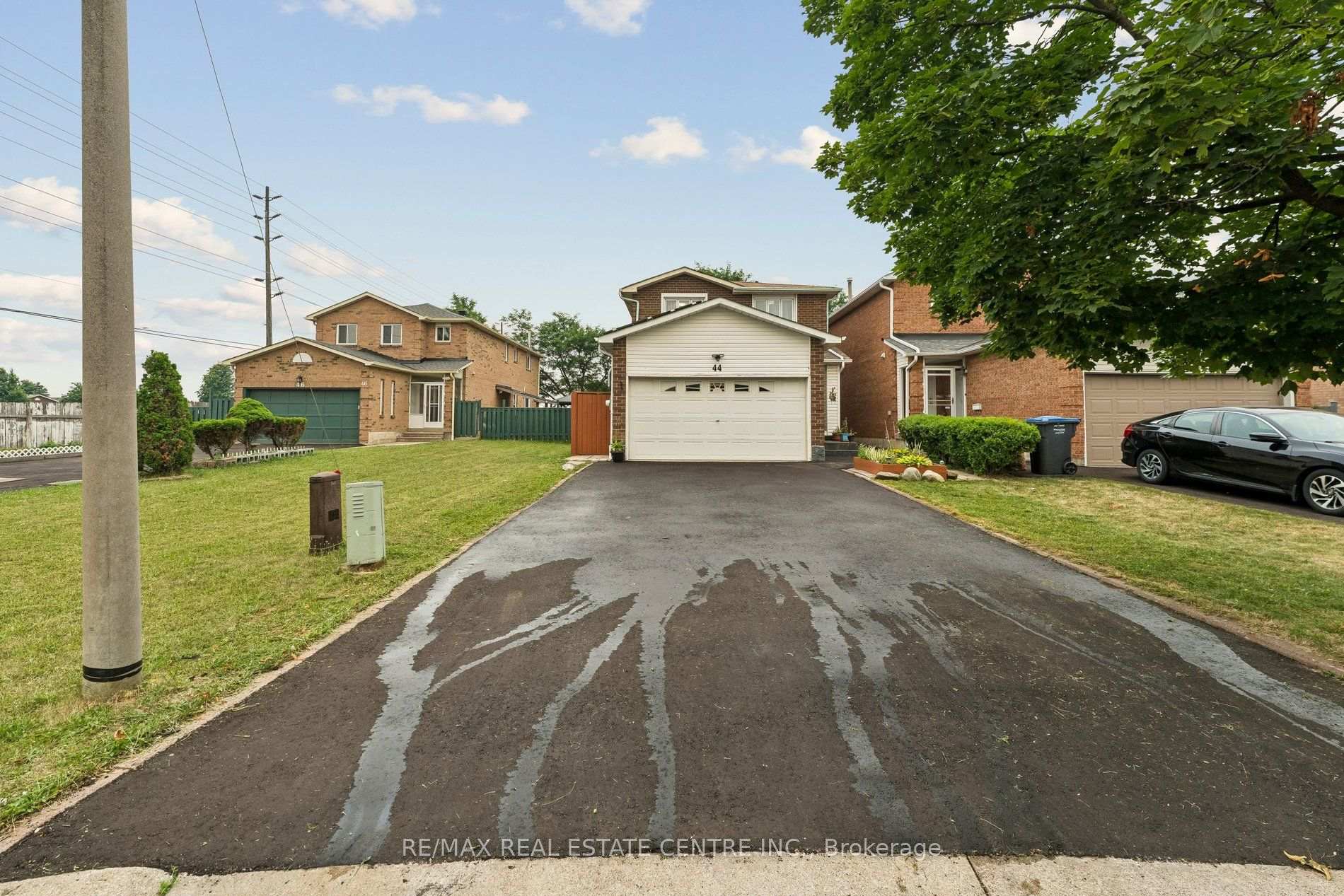 Photo 2 of 44 Adam Street, Brampton, Heart Lake West — HOMEH