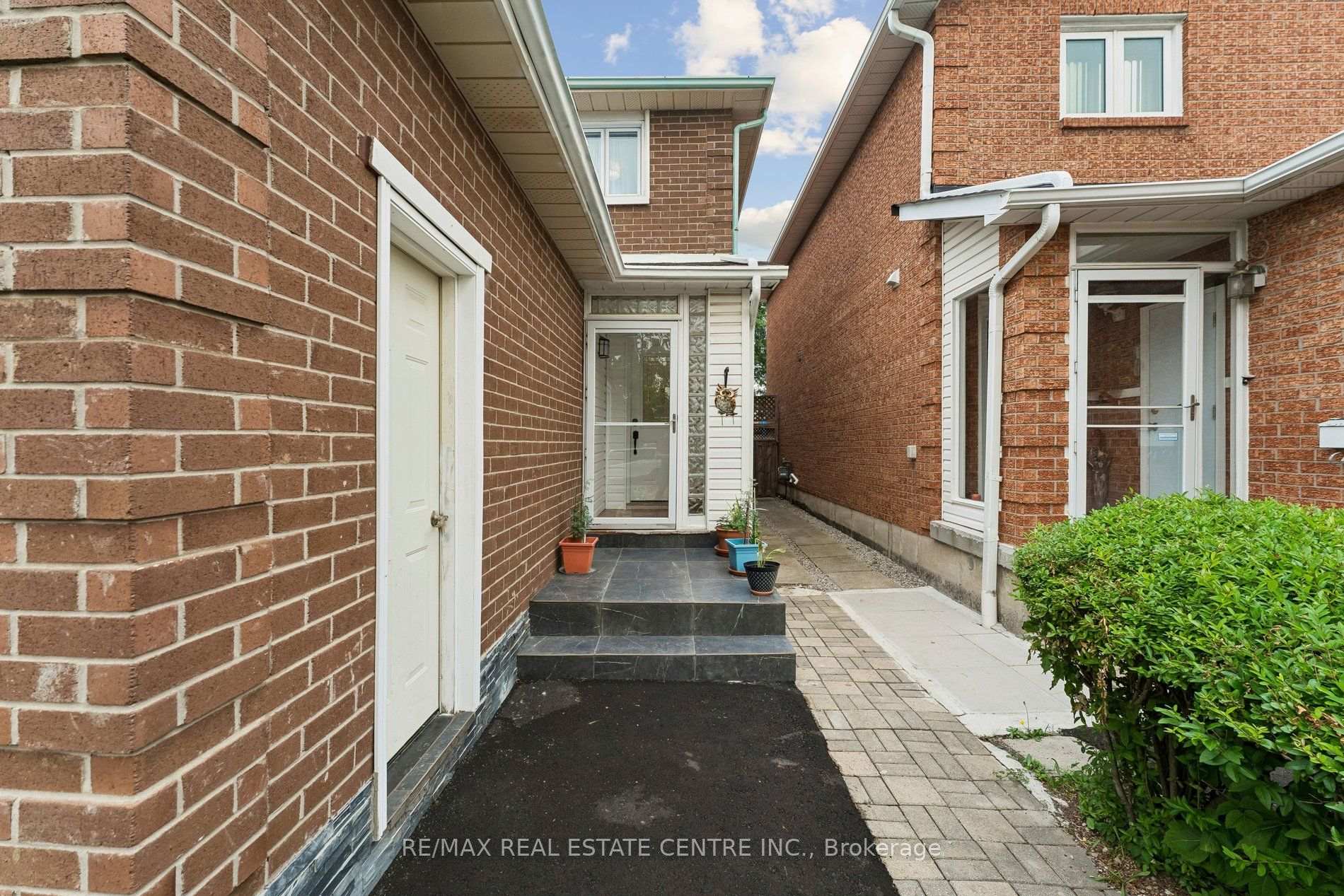 Photo 3 of 44 Adam Street, Brampton, Heart Lake West — HOMEH
