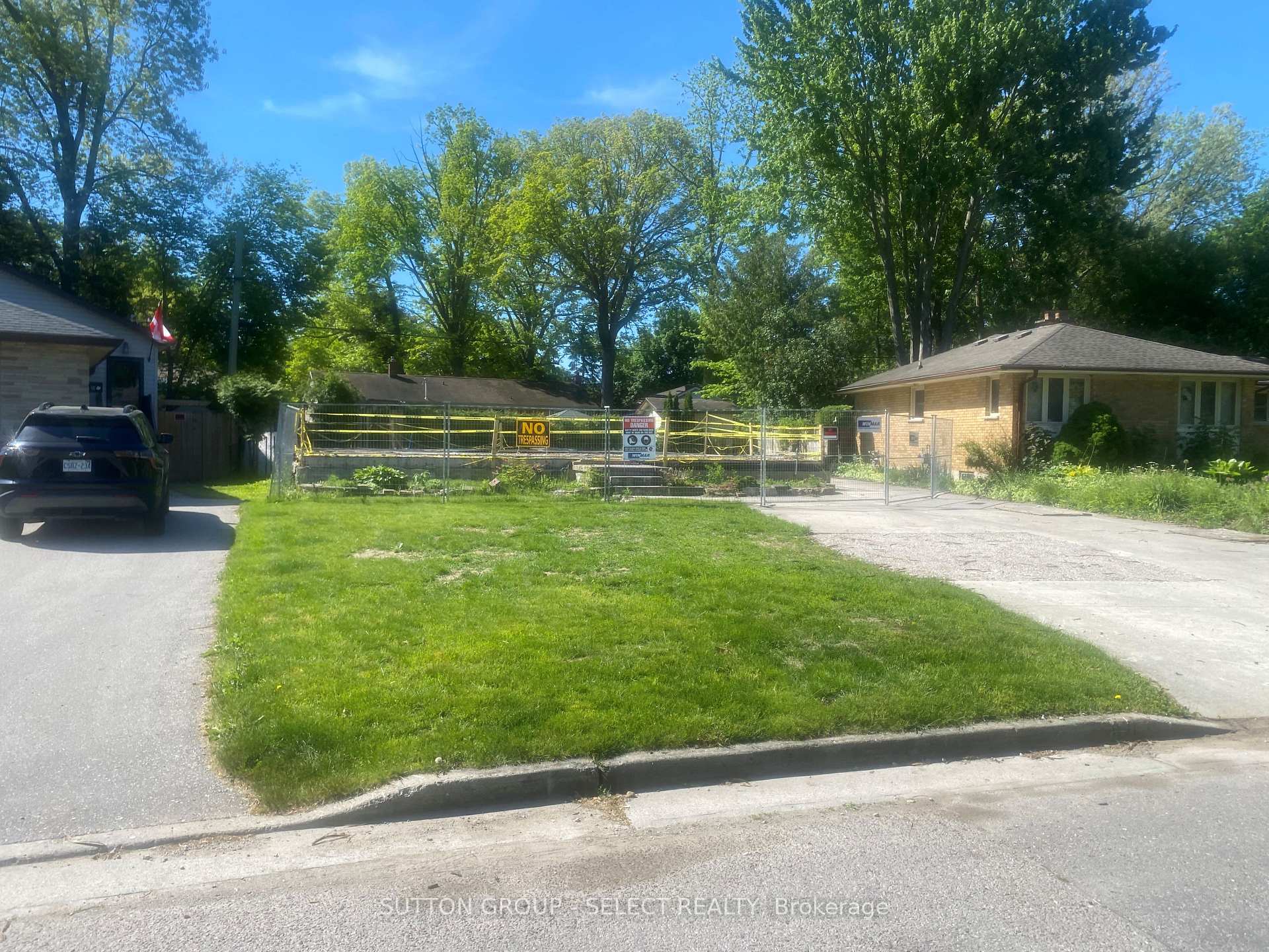 Photo 3 of 17 Arcadia Crescent, London, East O — HOMEH