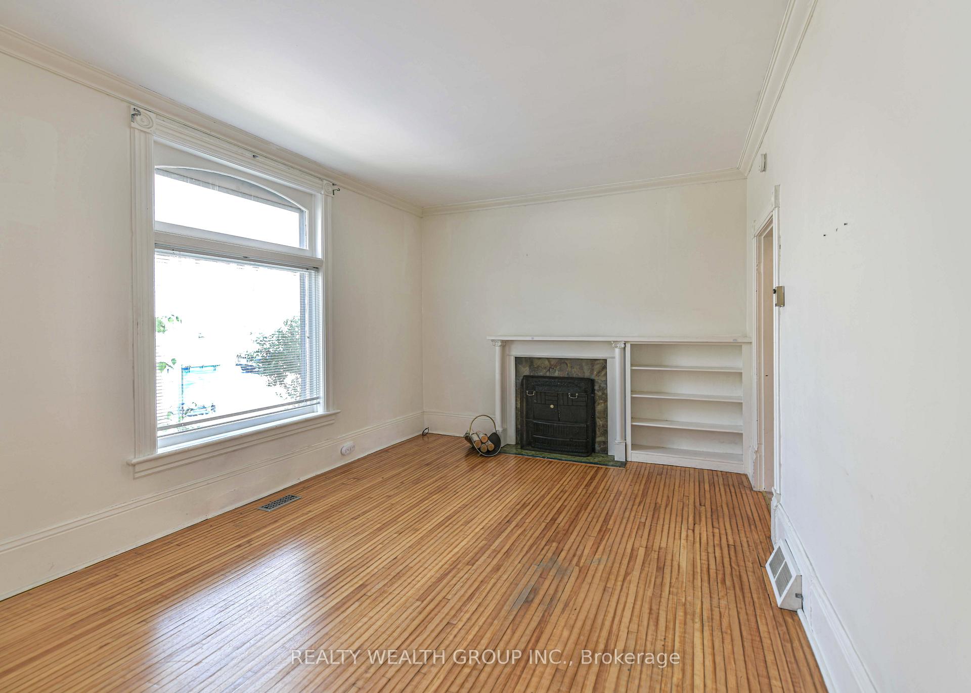 Photo 11 of 23 Penetang Street, Orillia — HOMEH