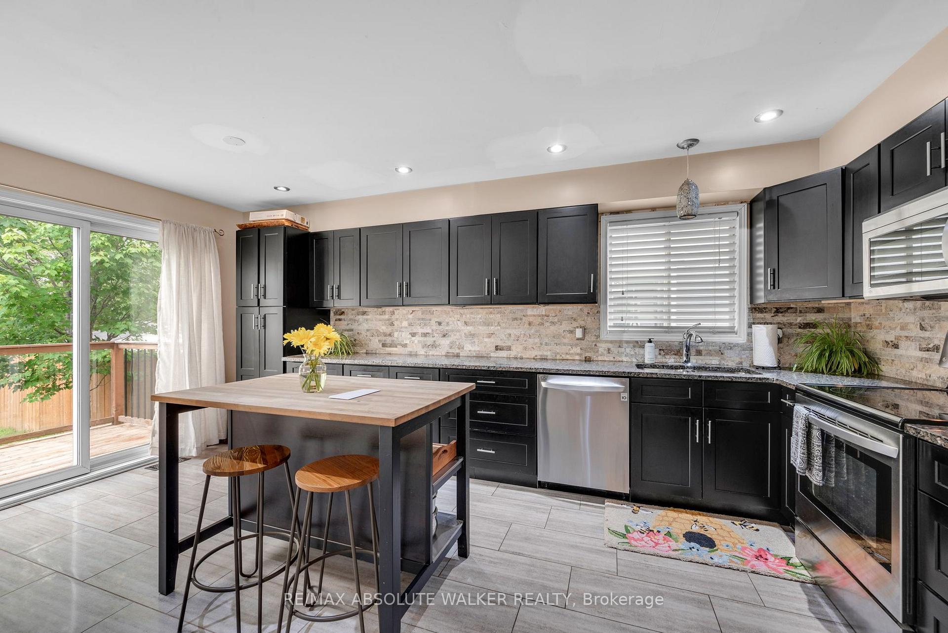 Photo 9 of 32 Roberge Crescent, Ottawa, Kanata - Katimavik — HOMEH