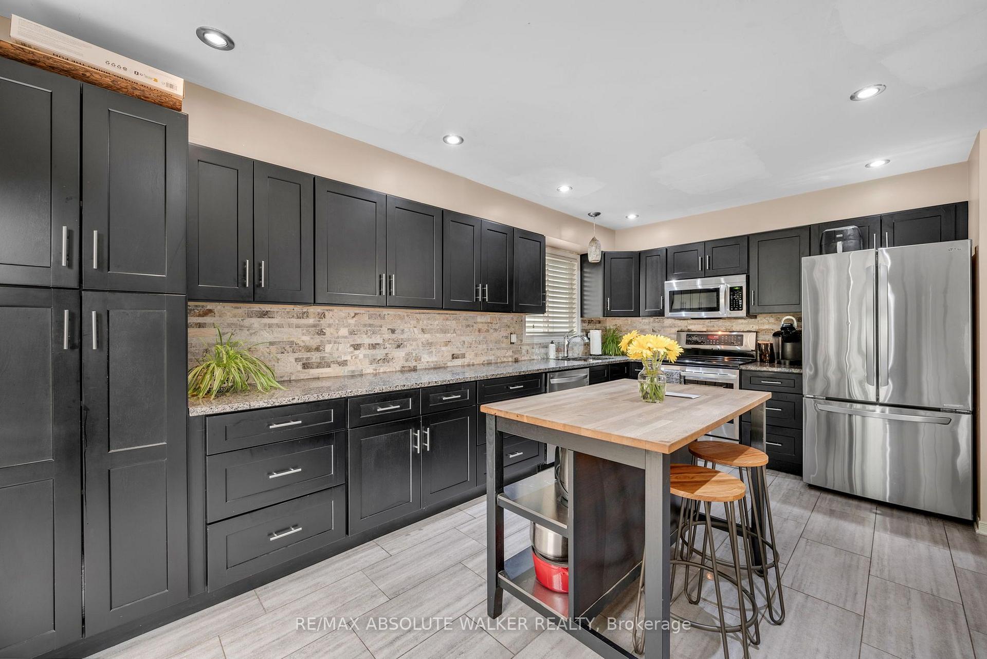Photo 10 of 32 Roberge Crescent, Ottawa, Kanata - Katimavik — HOMEH