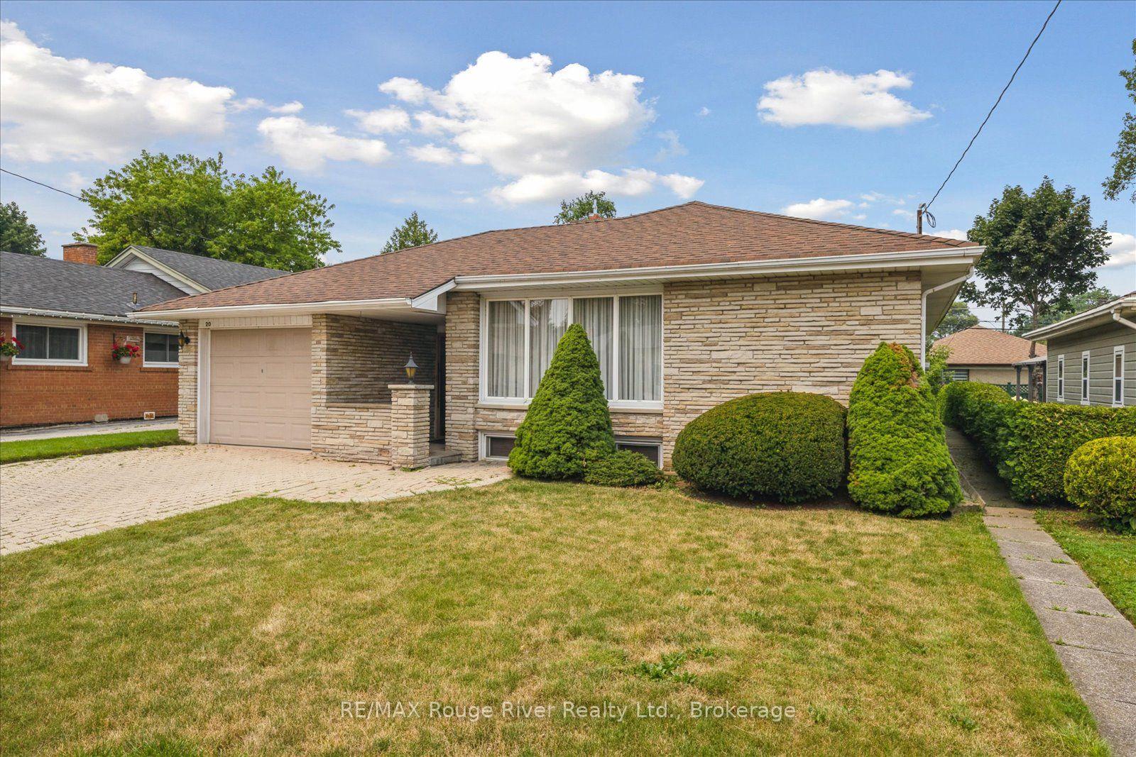 Photo 3 of 20 Tayrow Road, Etobicoke, Rexdale-Kipling — HOMEH