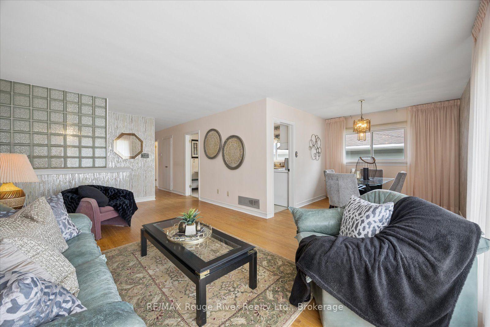Photo 10 of 20 Tayrow Road, Etobicoke, Rexdale-Kipling — HOMEH