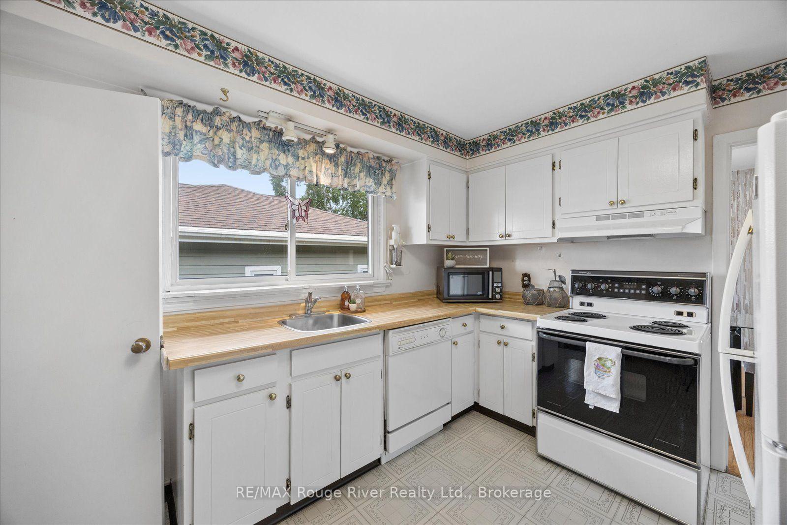 Photo 14 of 20 Tayrow Road, Etobicoke, Rexdale-Kipling — HOMEH