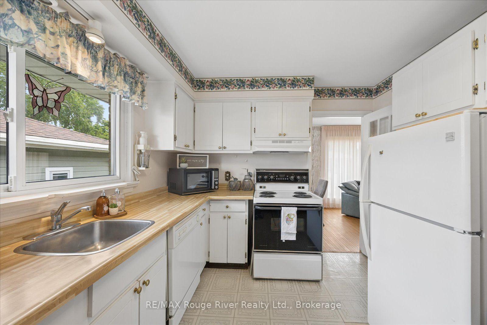 Photo 15 of 20 Tayrow Road, Etobicoke, Rexdale-Kipling — HOMEH