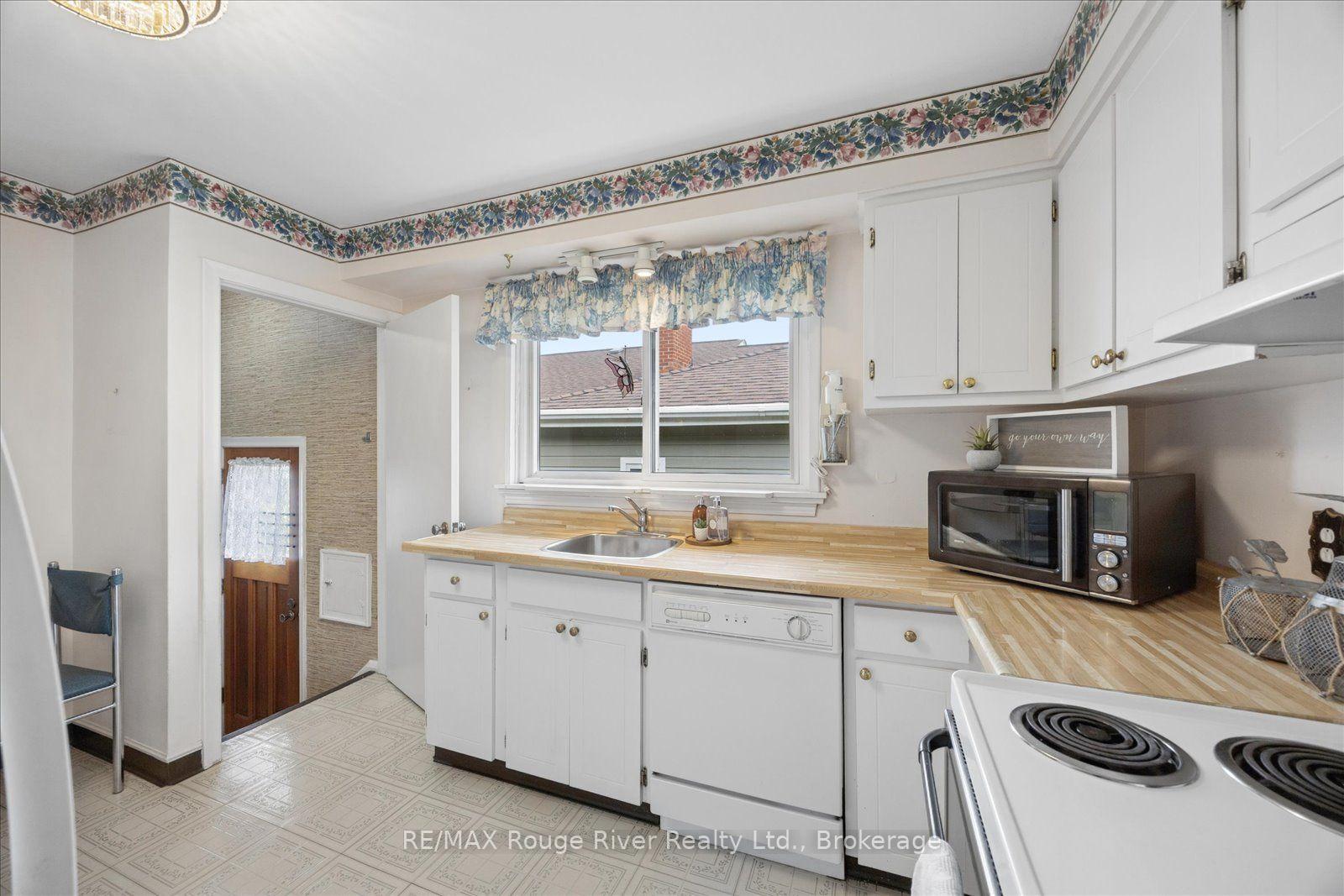 Photo 16 of 20 Tayrow Road, Etobicoke, Rexdale-Kipling — HOMEH