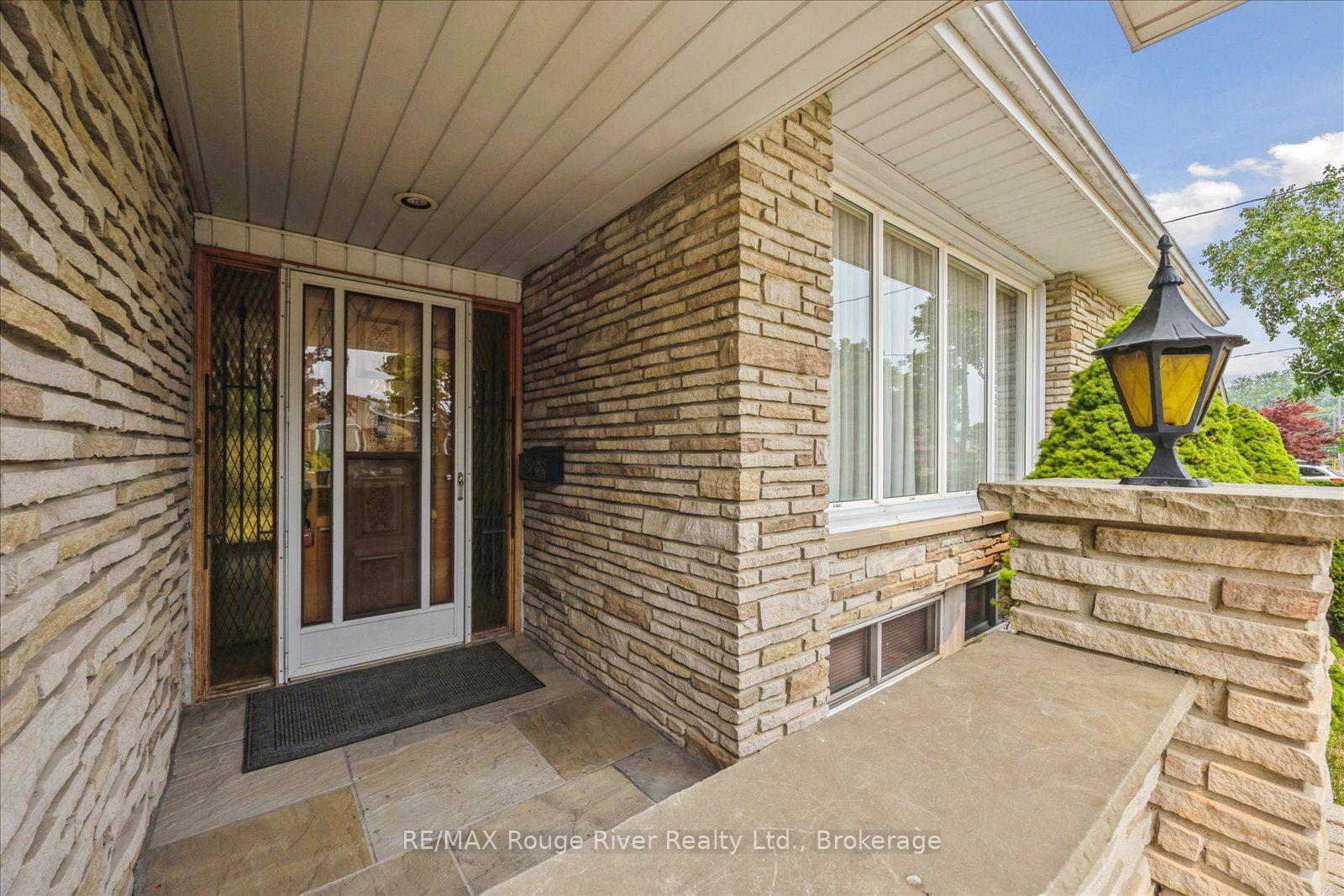 Photo 4 of 20 Tayrow Road, Etobicoke, Rexdale-Kipling — HOMEH