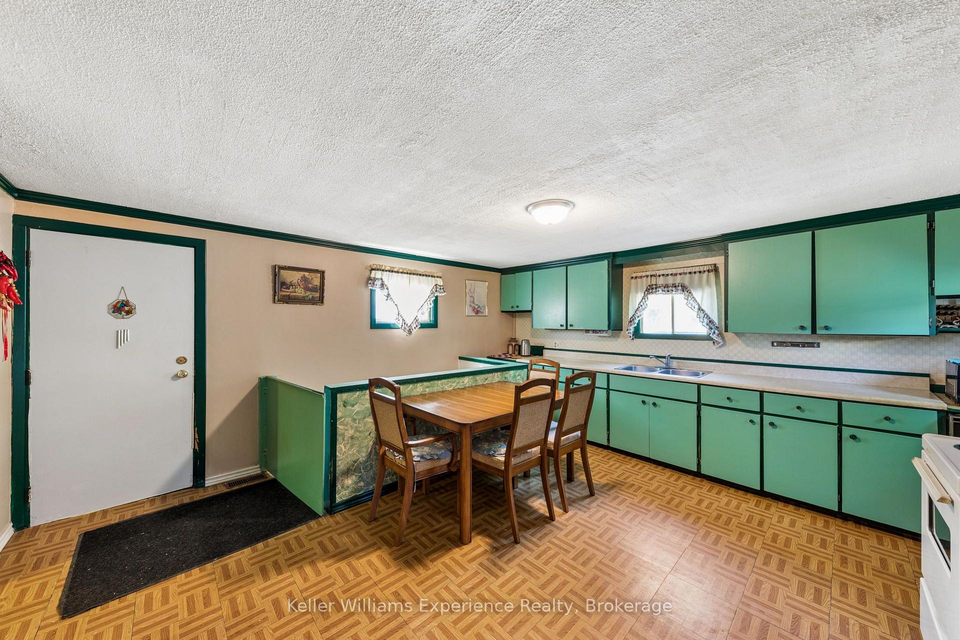 Photo 11 of 28 Harriet Street, Penetanguishene — HOMEH