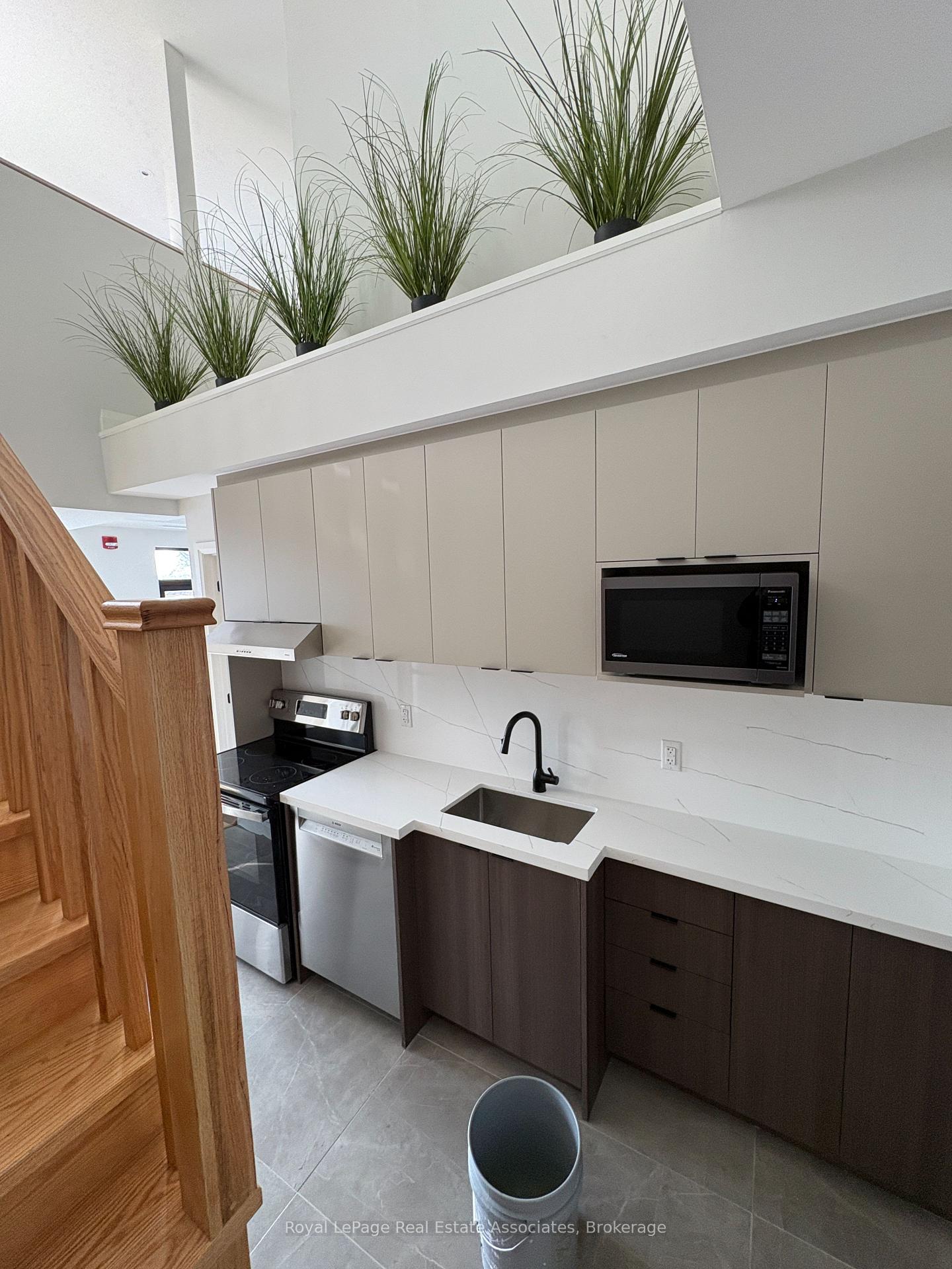 Photo 3 of Unit 402, 1000 Bathurst Street, Toronto, The Annex — HOMEH