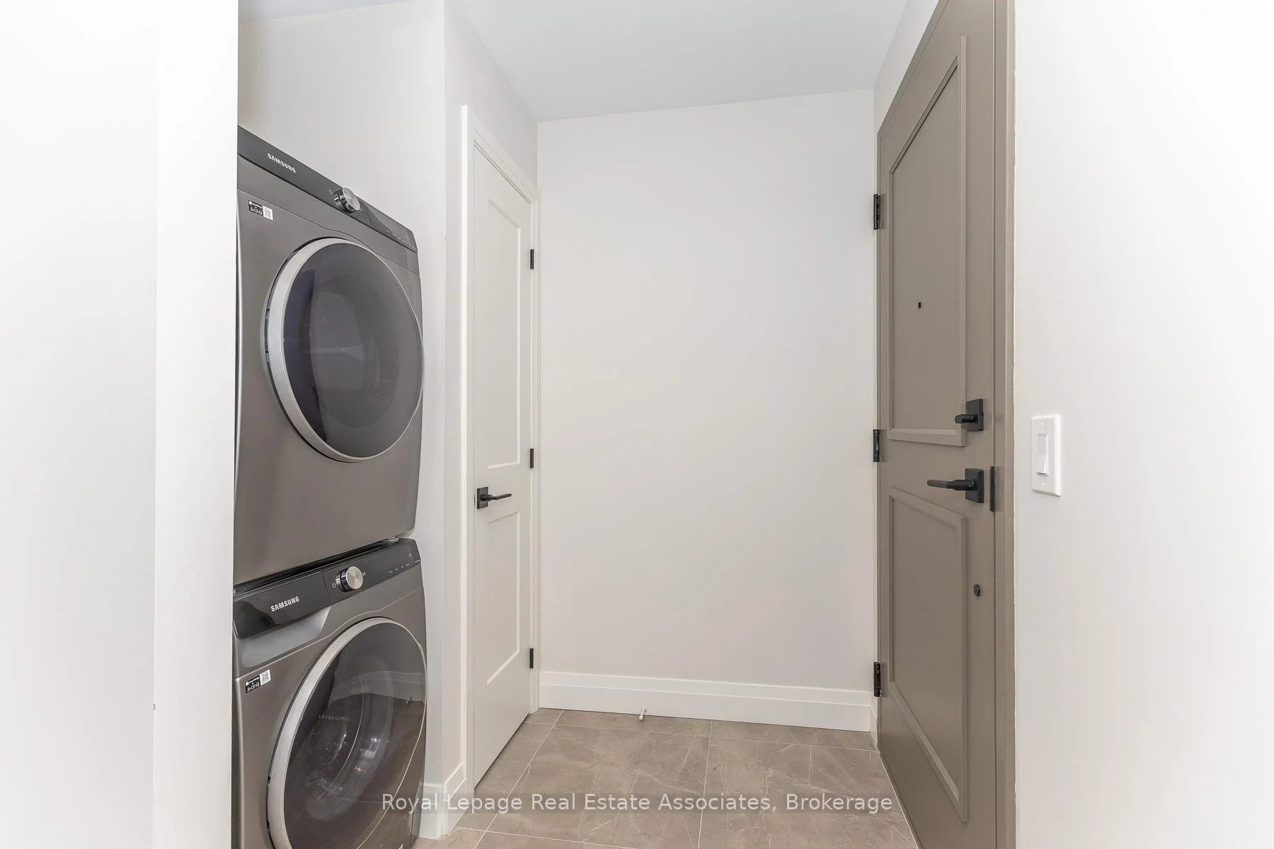 Photo 8 of Unit 402, 1000 Bathurst Street, Toronto, The Annex — HOMEH