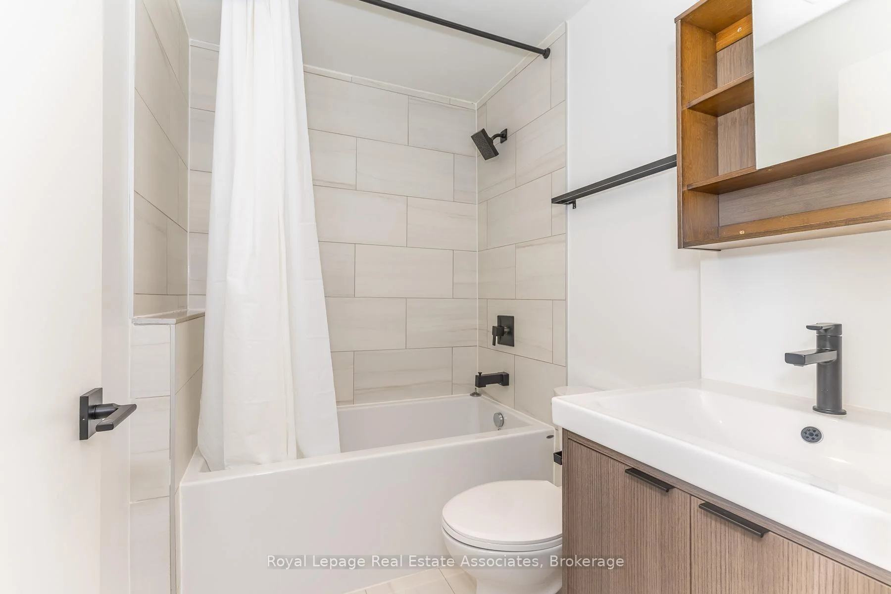 Photo 17 of Unit 402, 1000 Bathurst Street, Toronto, The Annex — HOMEH
