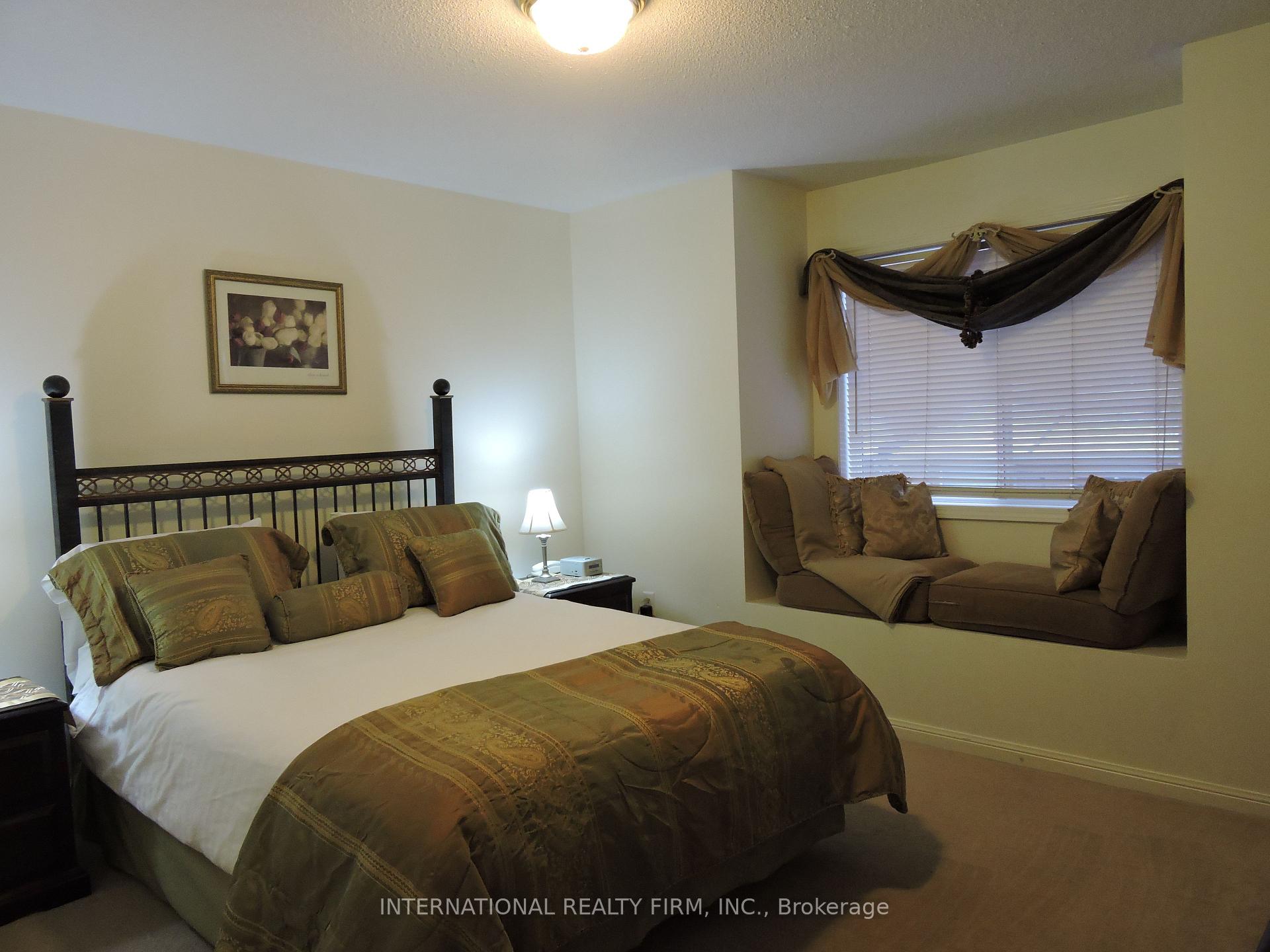 Photo 3 of 2453 Baintree Crescent, Oakville, Westmount — HOMEH