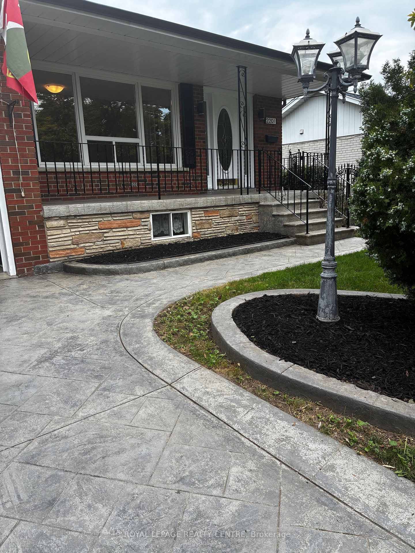 Photo 2 of 2201 Cliff Road, Mississauga, Cooksville — HOMEH