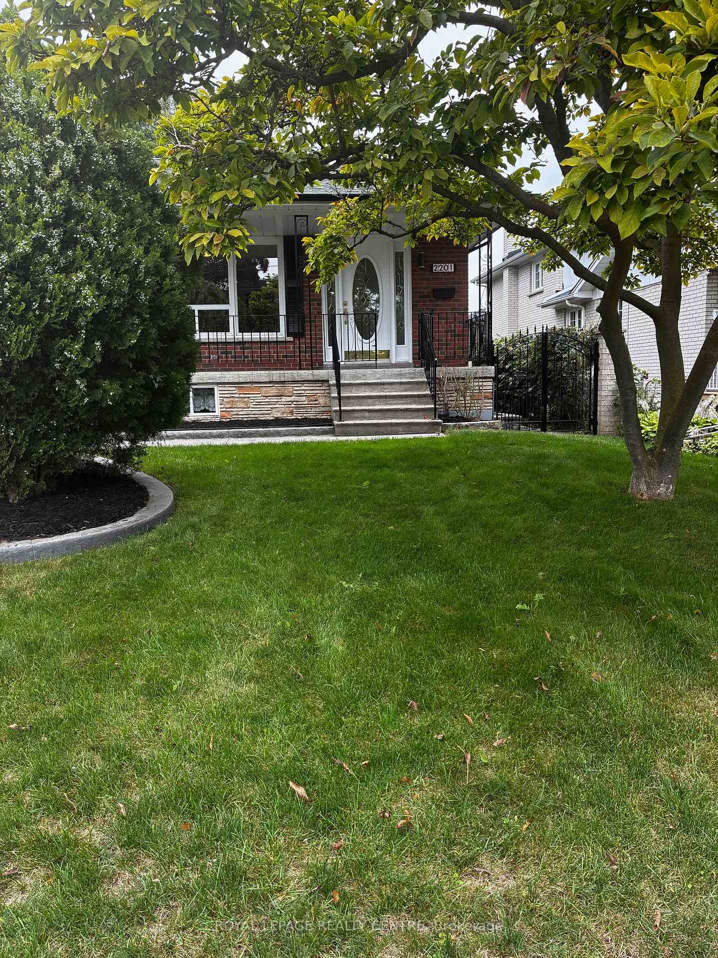 Photo 3 of 2201 Cliff Road, Mississauga, Cooksville — HOMEH