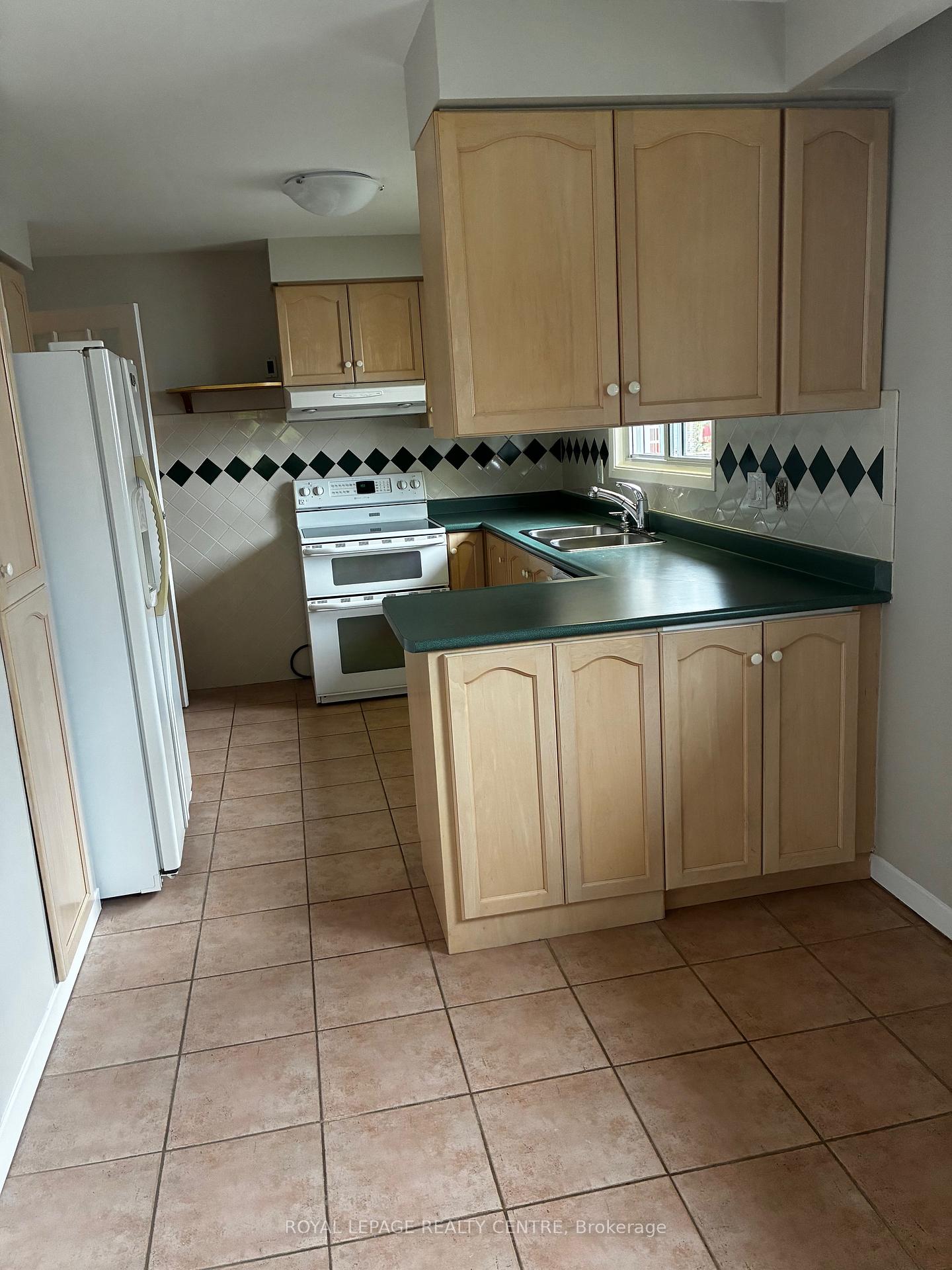 Photo 8 of 2201 Cliff Road, Mississauga, Cooksville — HOMEH