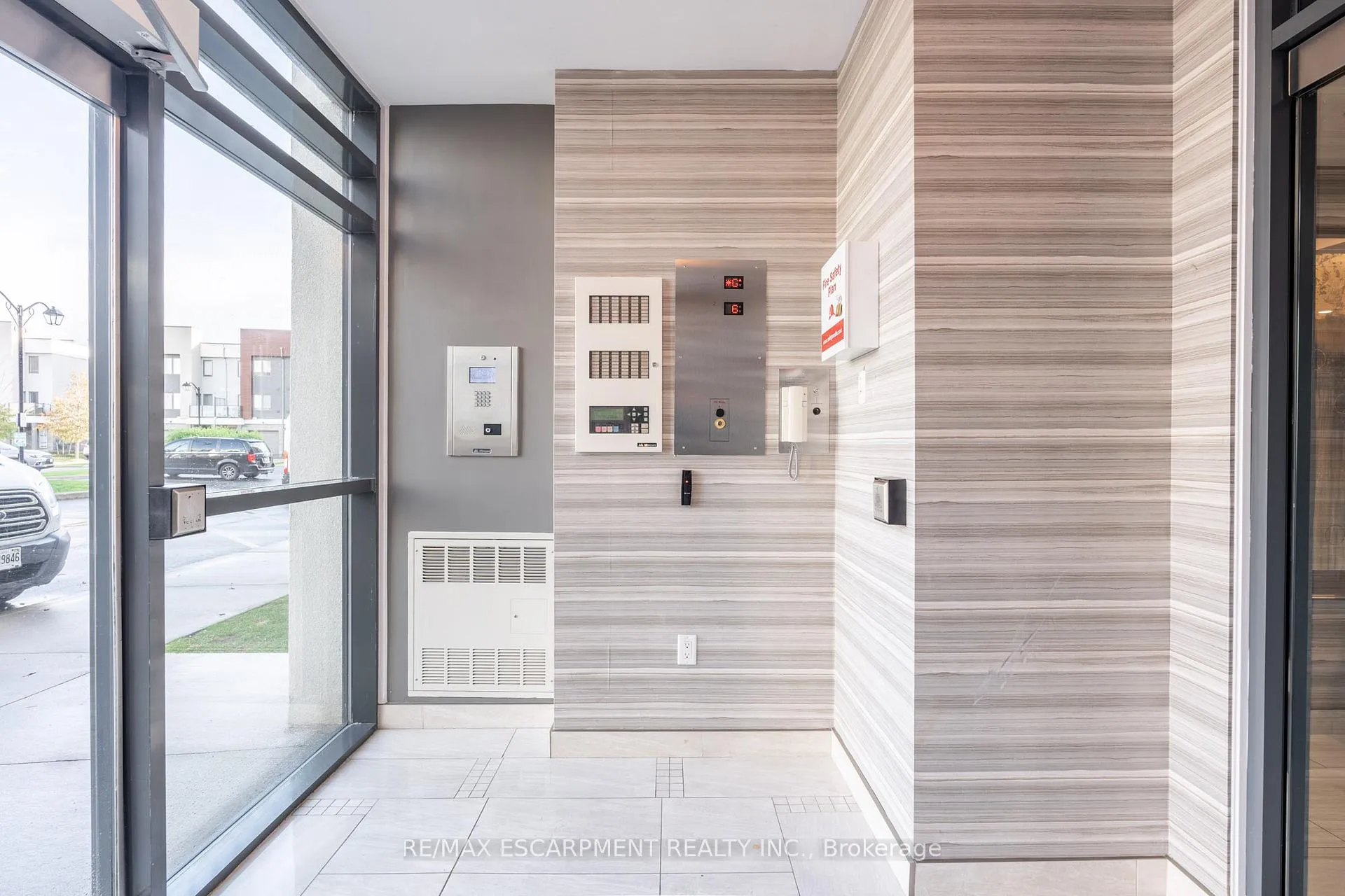 Photo 4 of Unit 509, 125 Shoreview Place, Hamilton, Lakeshore — HOMEH