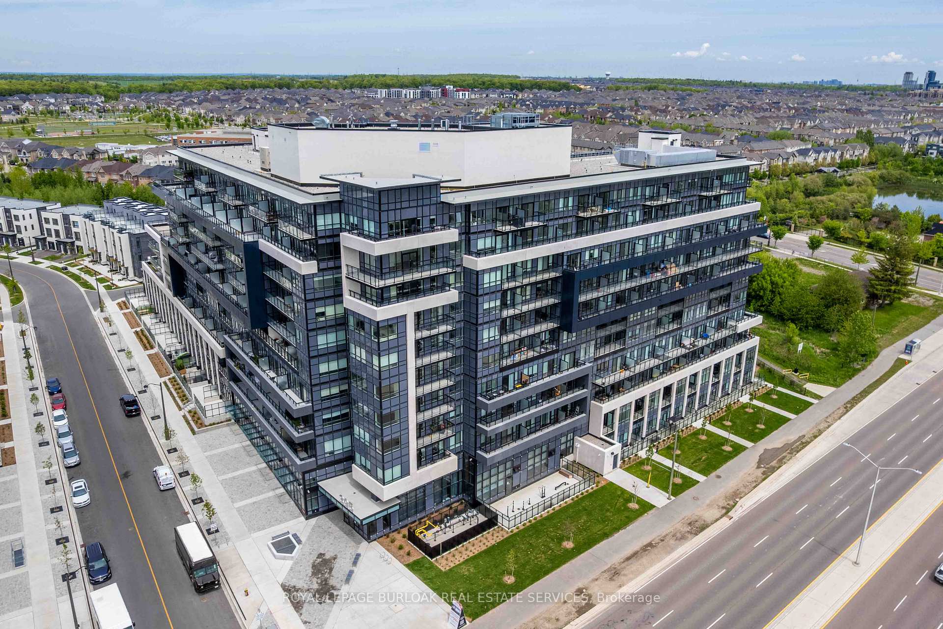 Front of Unit PH21, 395 Dundas Street W