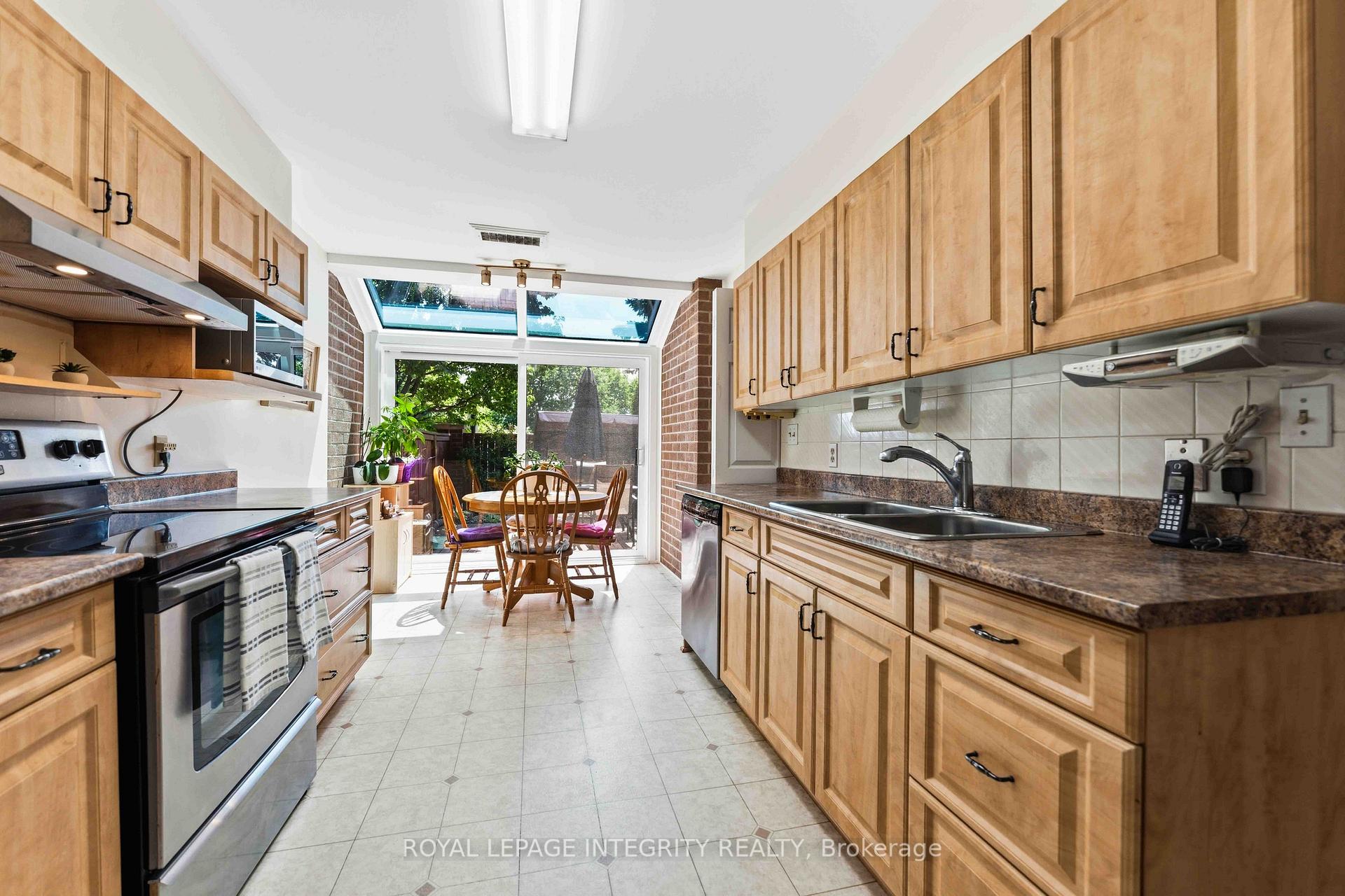Photo 11 of Unit 27, 100 Hillside Drive, Ottawa, Viscount Alexander Park — HOMEH