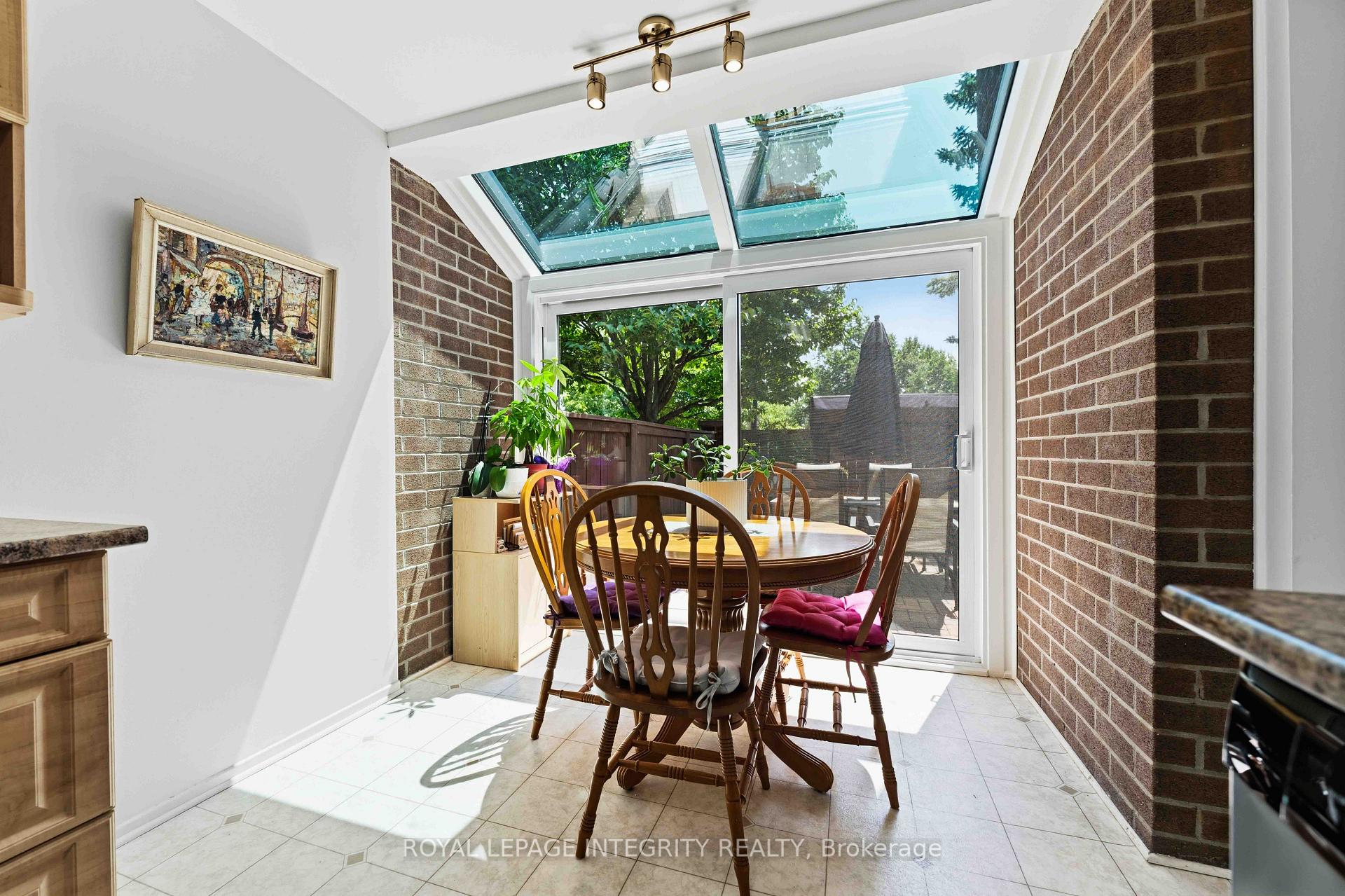 Photo 12 of Unit 27, 100 Hillside Drive, Ottawa, Viscount Alexander Park — HOMEH