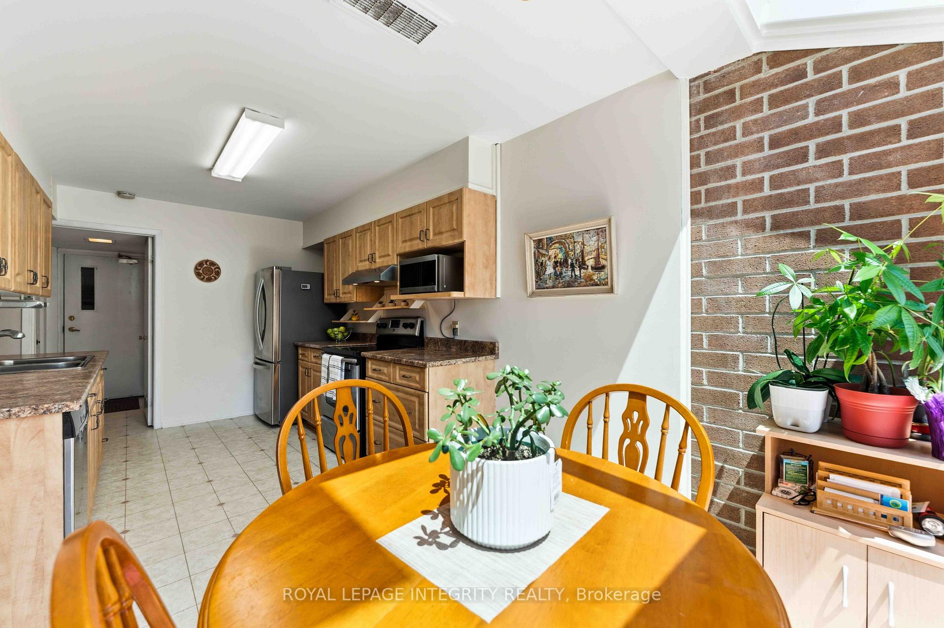 Photo 13 of Unit 27, 100 Hillside Drive, Ottawa, Viscount Alexander Park — HOMEH